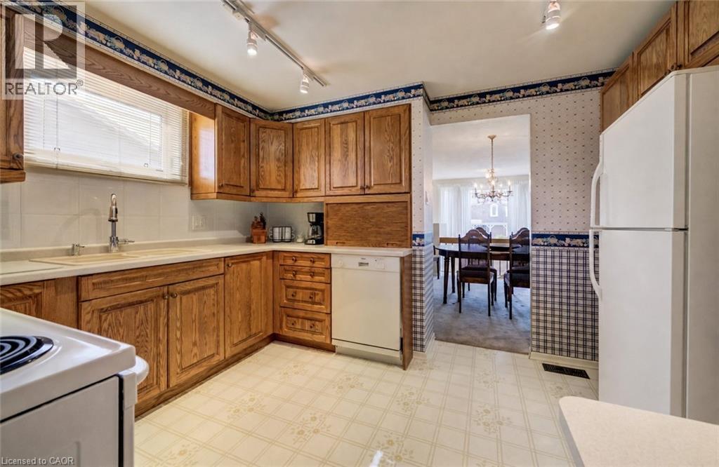 51 UNDERHILL Crescent - 14