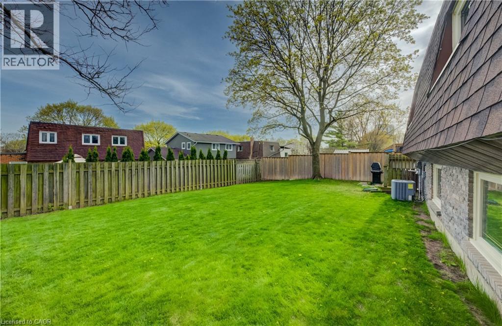 51 UNDERHILL Crescent - 34
