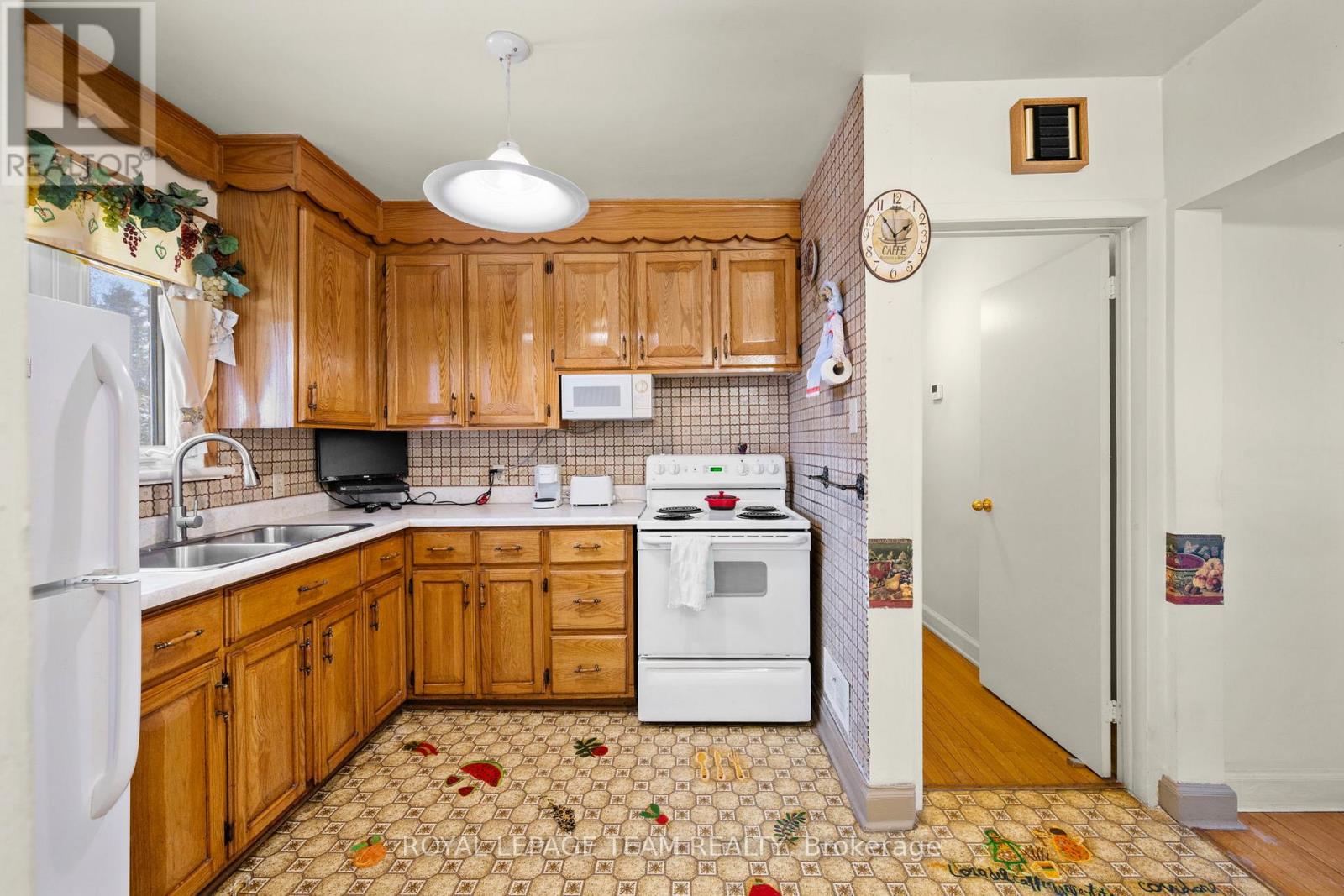41 CAPILANO DRIVE - 11