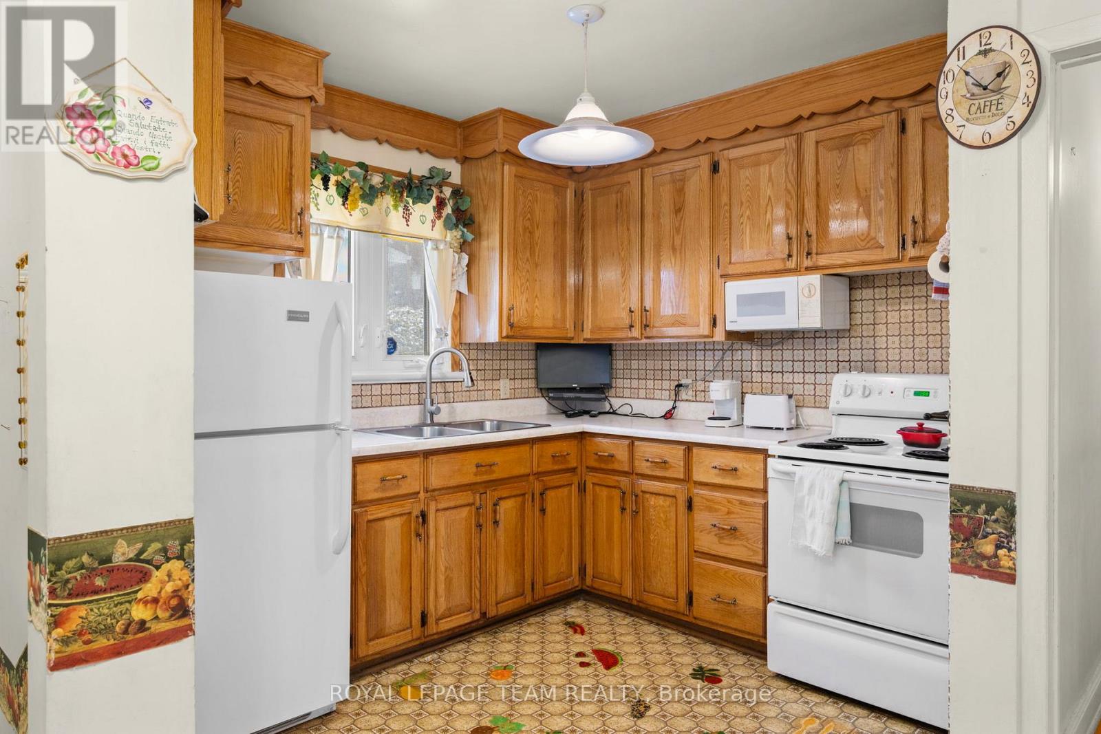 41 CAPILANO DRIVE - 10