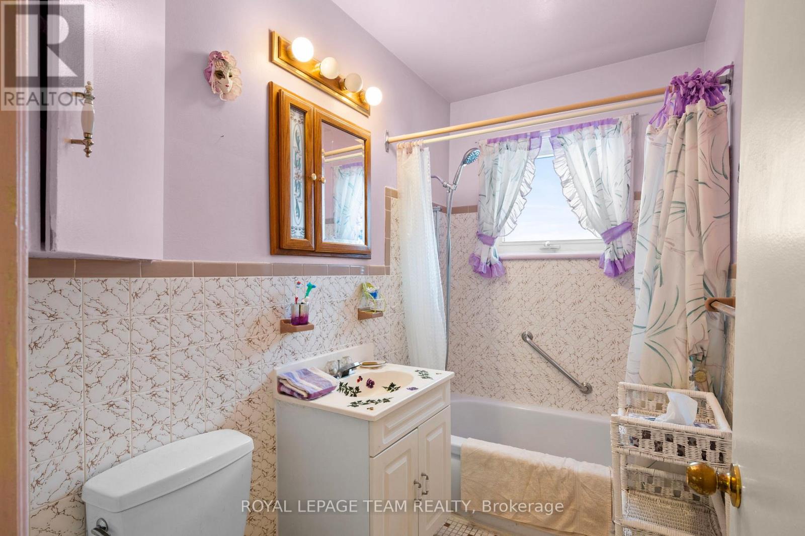 41 CAPILANO DRIVE - 12