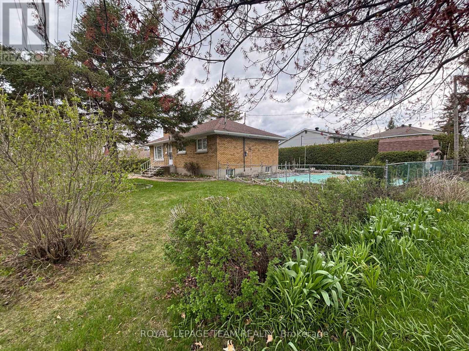 41 CAPILANO DRIVE - 22