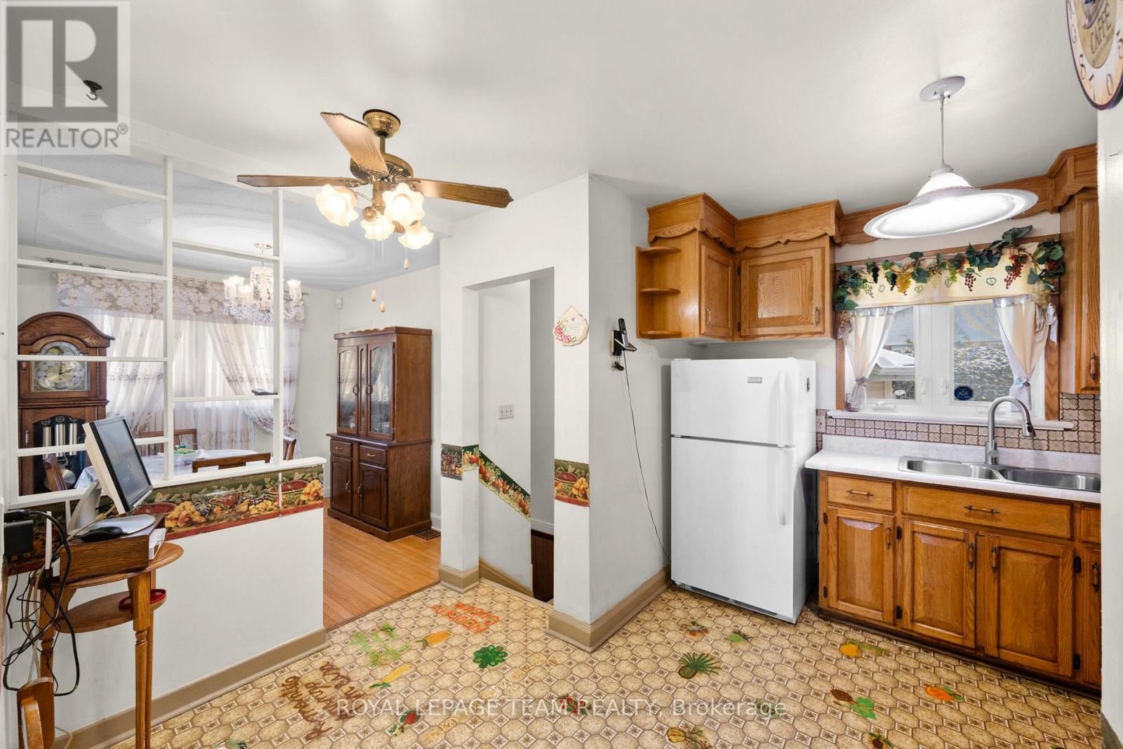 41 CAPILANO DRIVE - 9