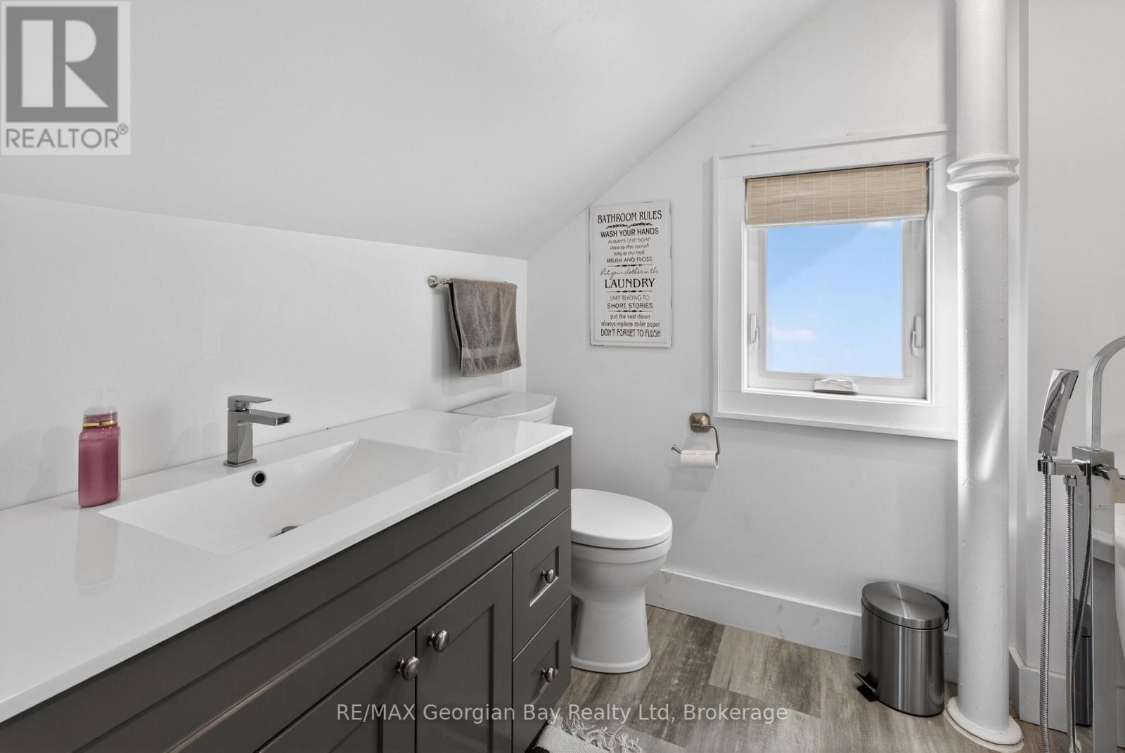 641 BAY STREET - 22