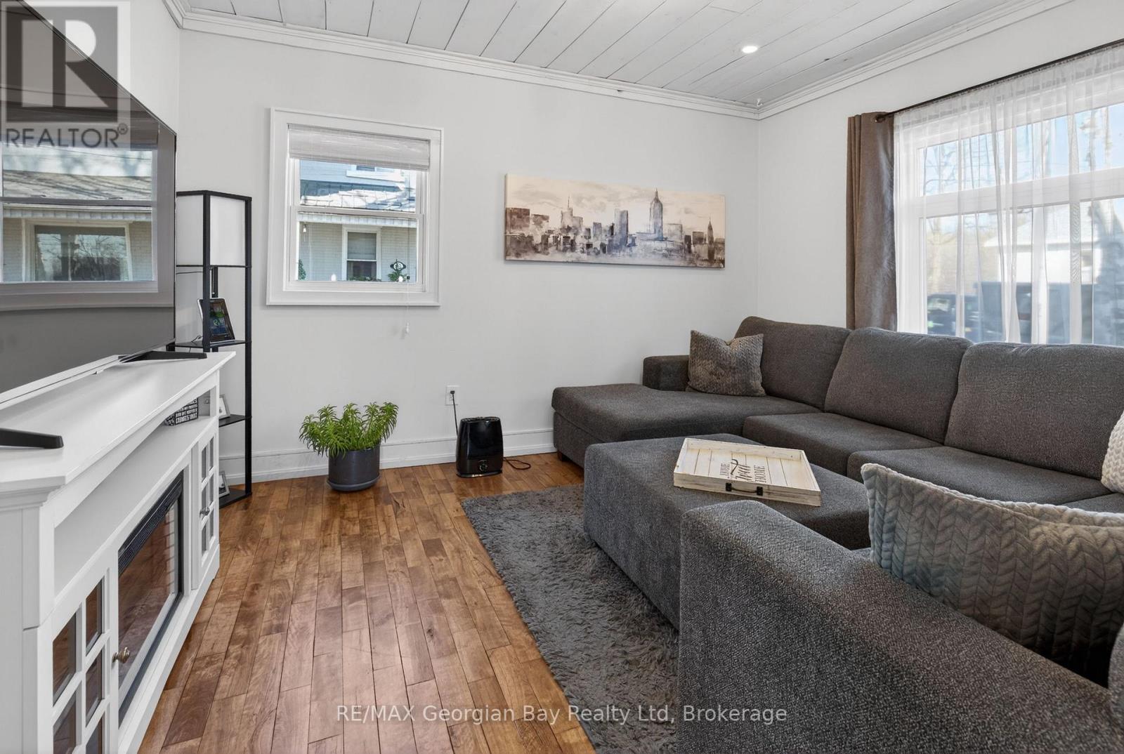641 BAY STREET - 7