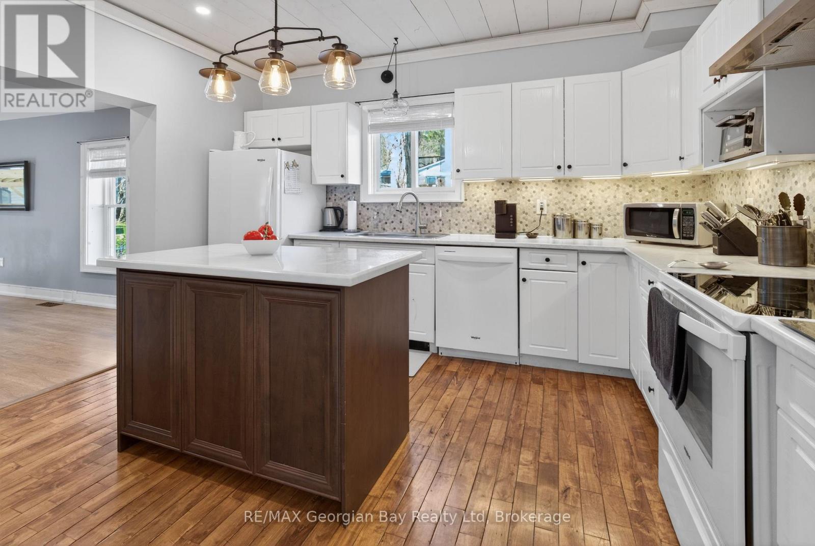641 BAY STREET - 9
