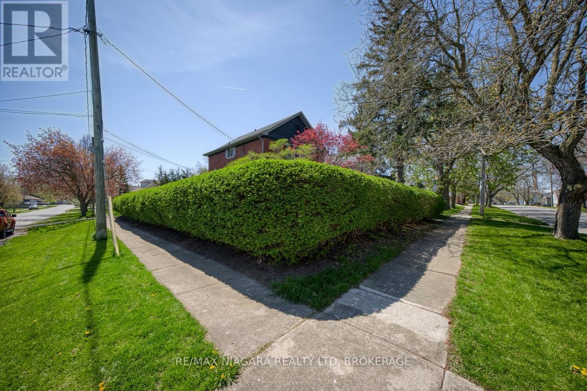 18 MAPLECREST AVENUE - 48