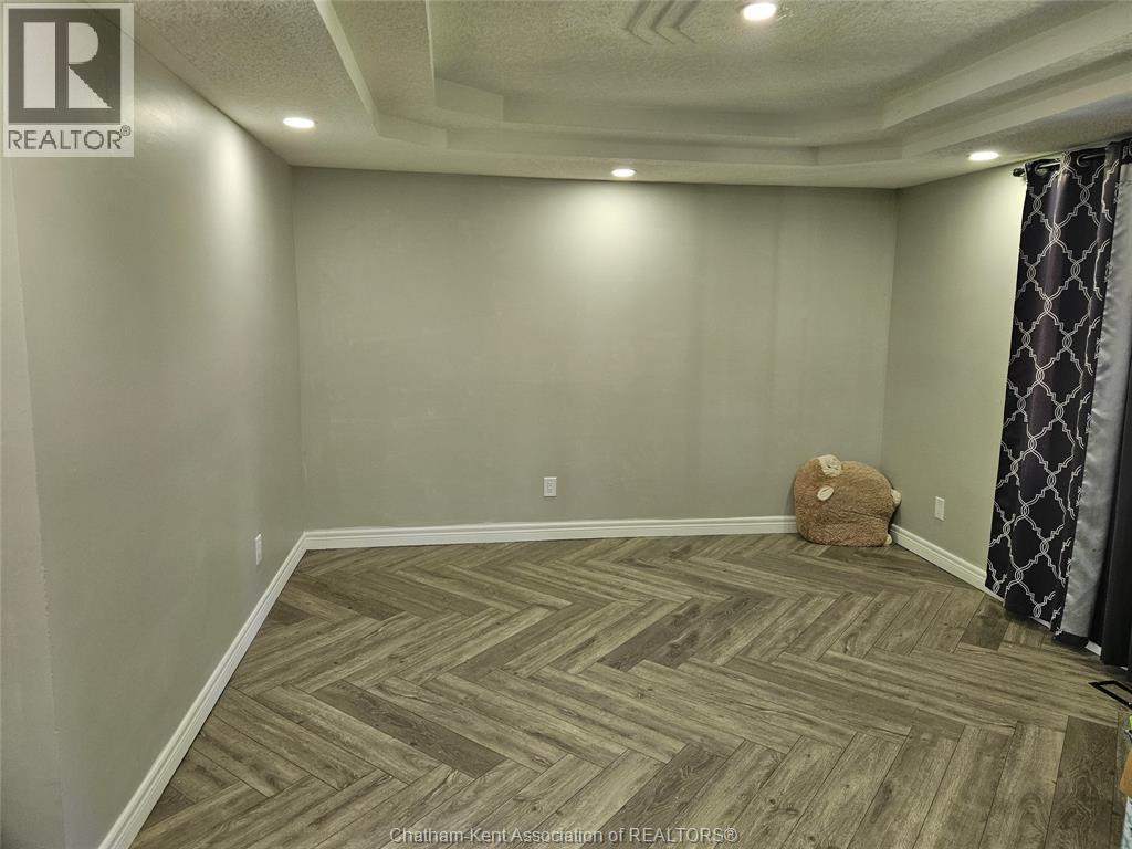 74 CHESTNUT DRIVE, Chatham, Ontario, N7M4Z1 — Photo 2