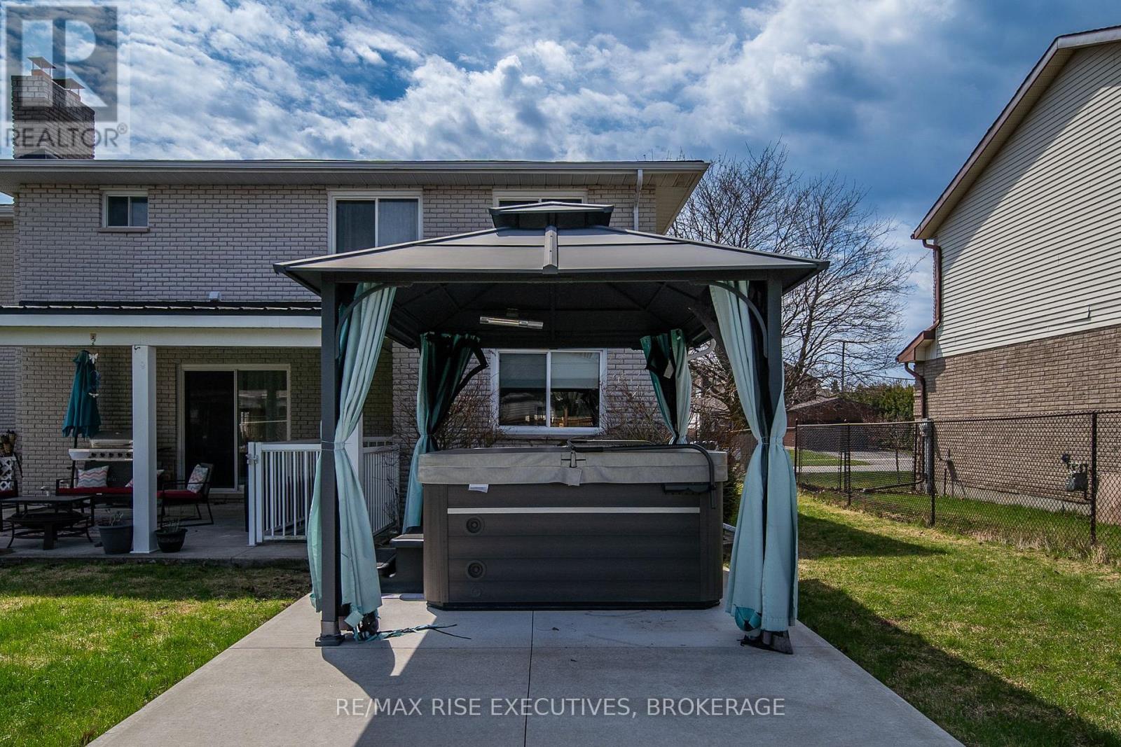 526 CANTERBURY CRESCENT - 44