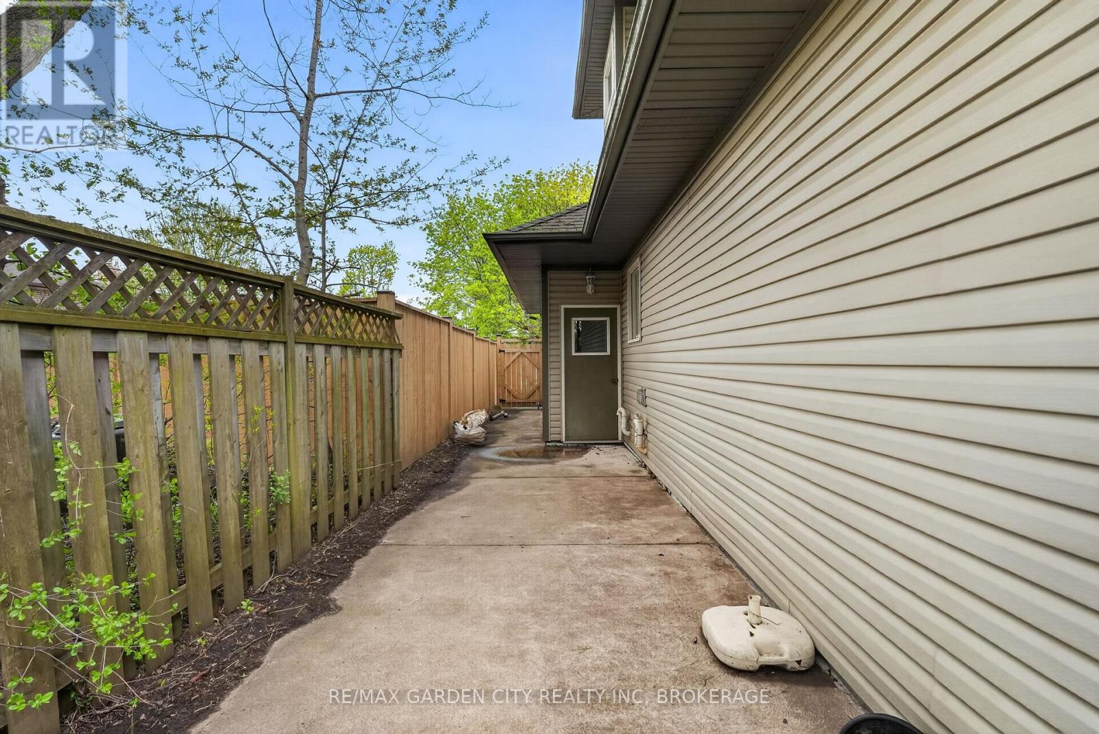 8 CHRISTINA COURT - 44