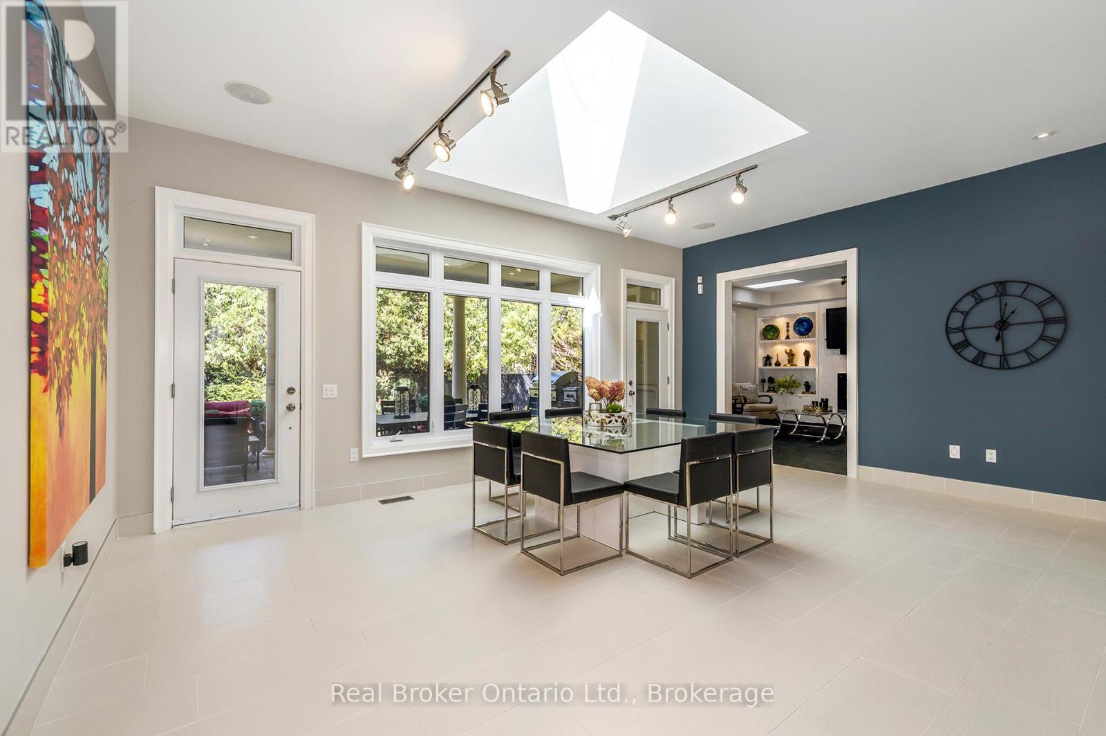 4507 LAKESHORE ROAD - 10
