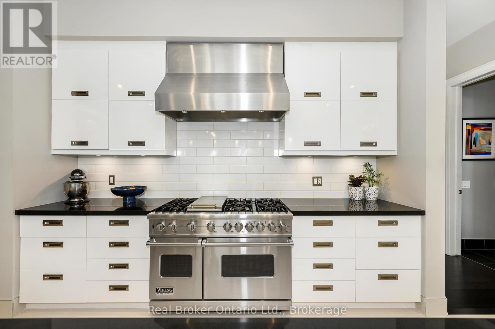 4507 LAKESHORE ROAD - 8