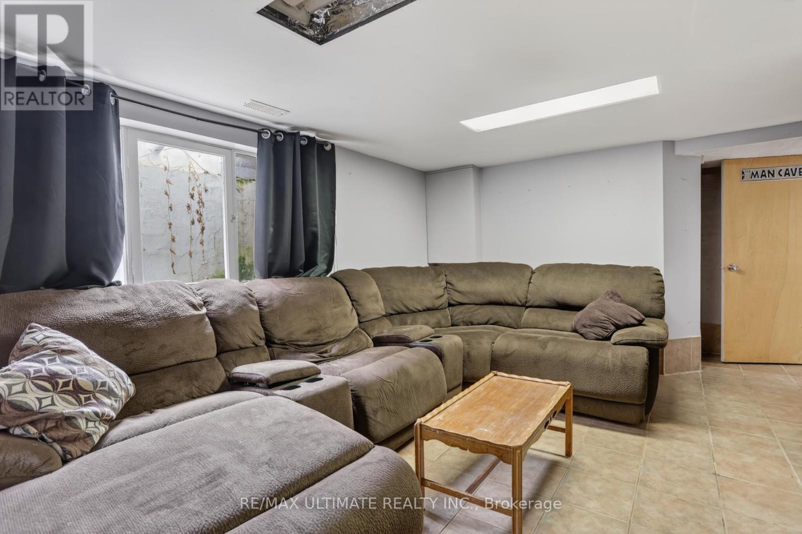 378 KENNEDY ROAD - 34