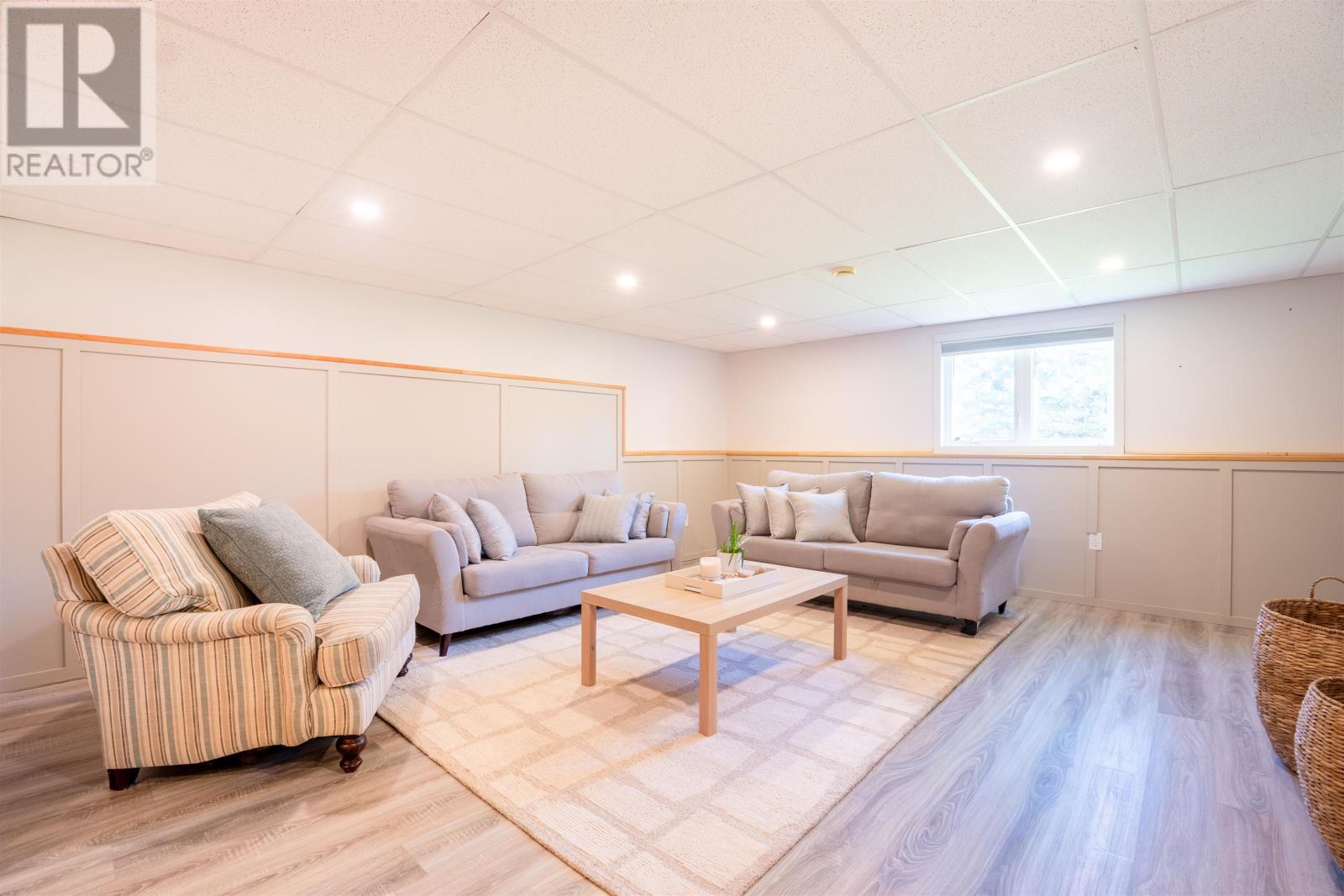 59 GARDINER Drive - 45
