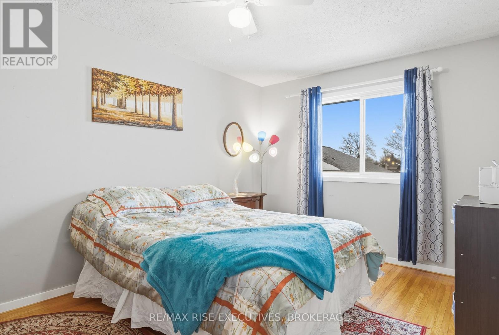 526 CANTERBURY CRESCENT - 27