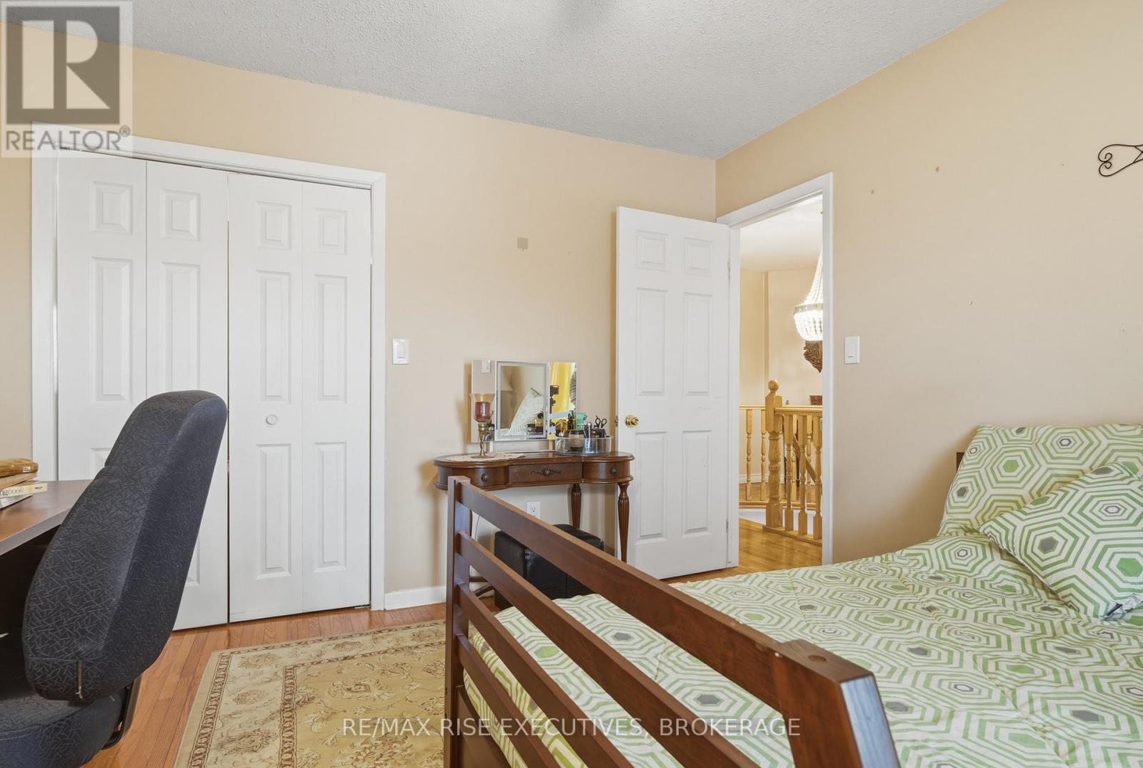 526 CANTERBURY CRESCENT - 31