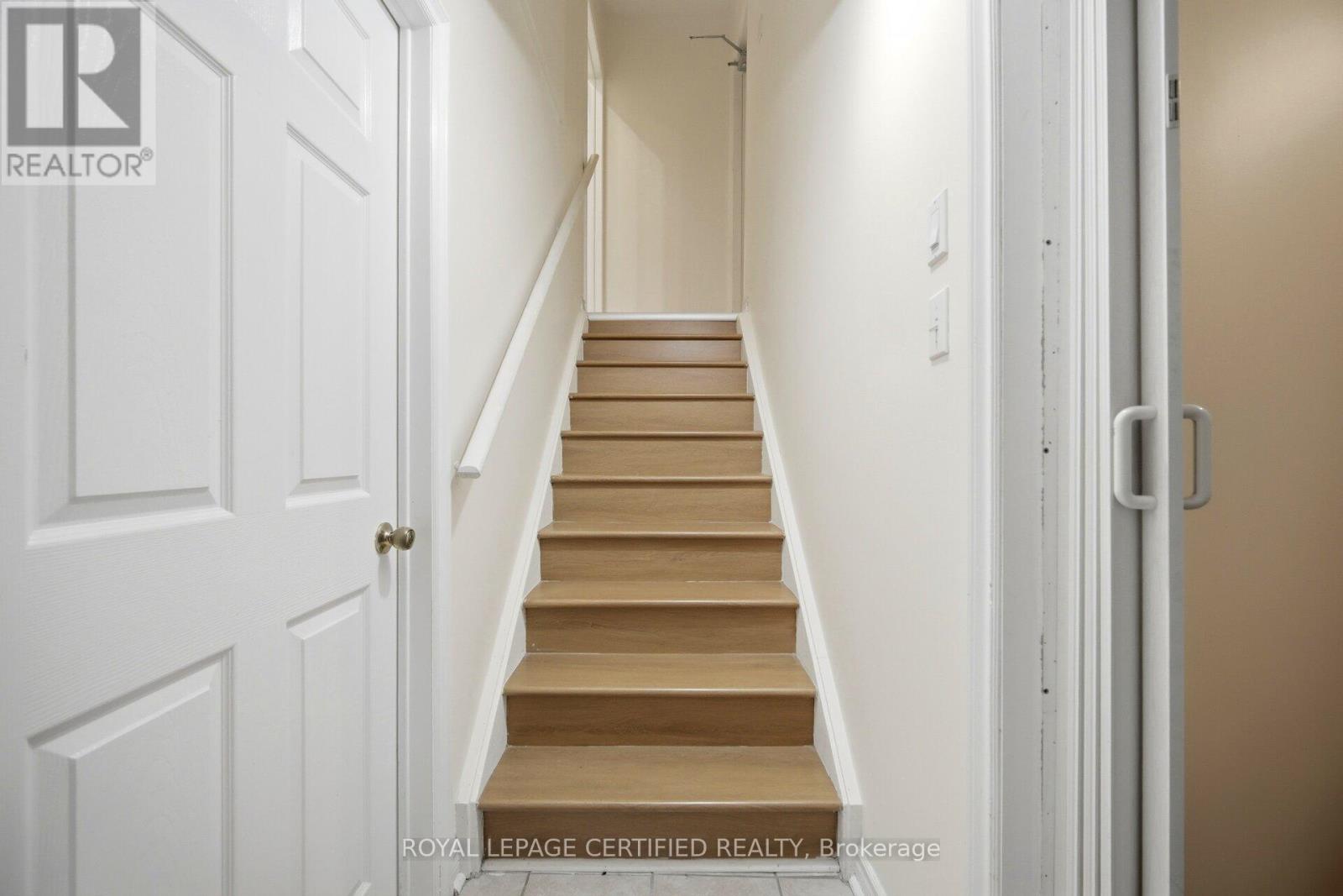 3302 STONEY CRESCENT - 35
