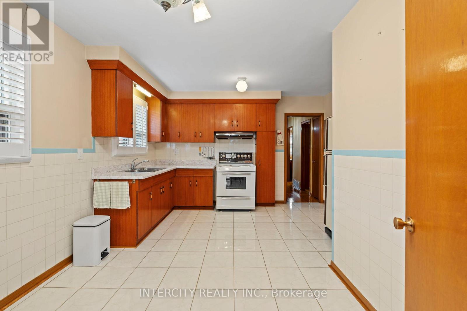 19 GADE DRIVE - 19