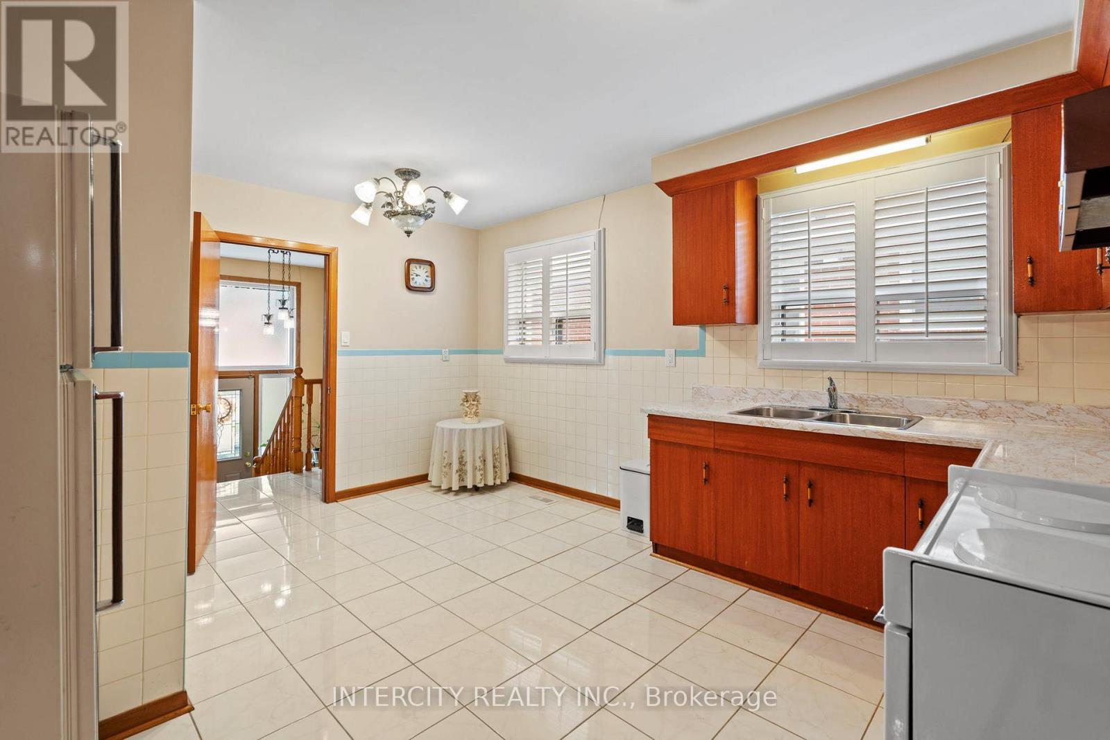 19 GADE DRIVE - 24