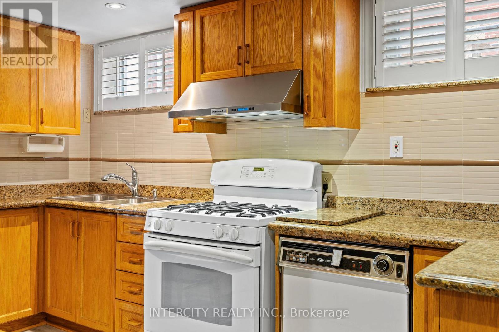 19 GADE DRIVE - 37