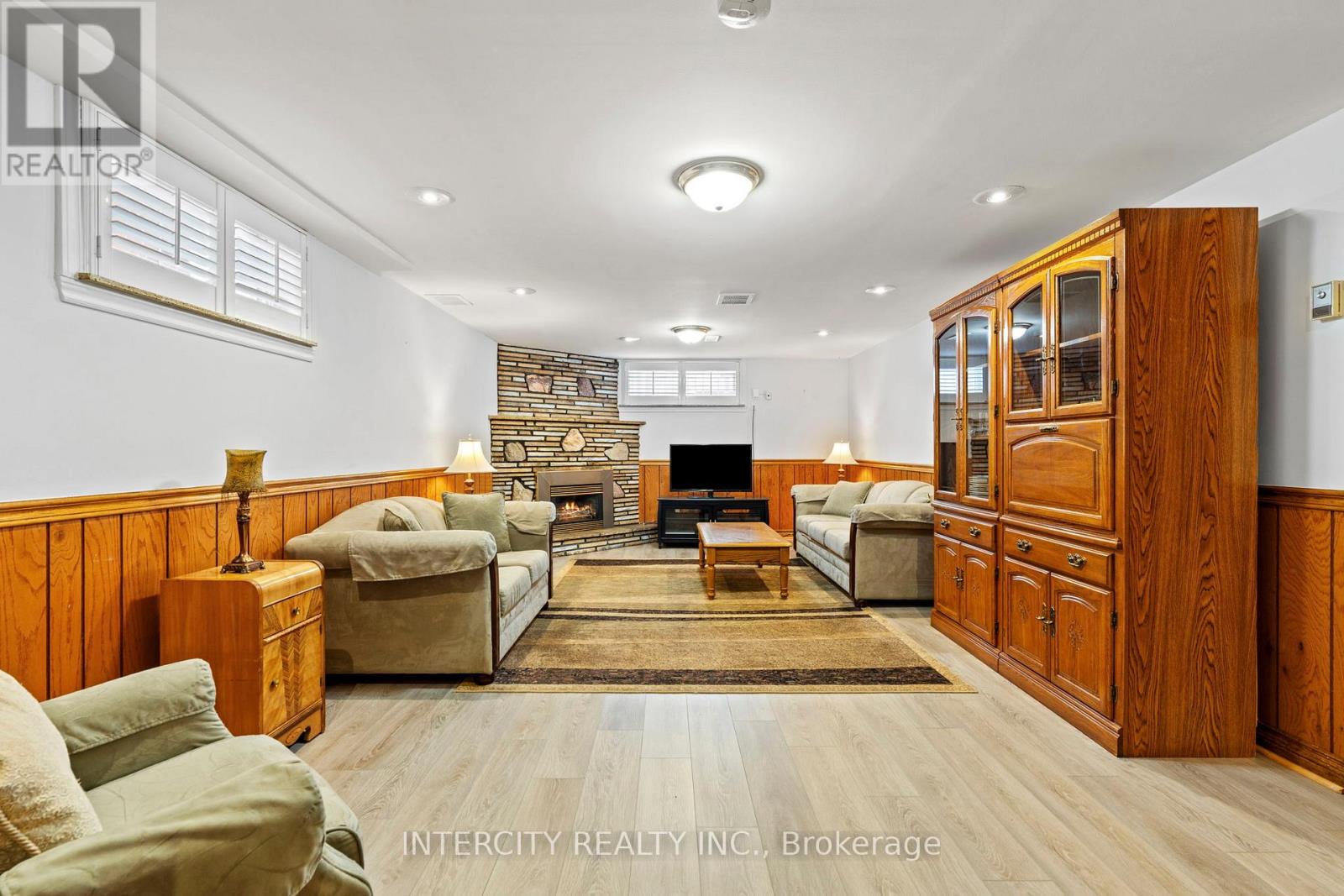 19 GADE DRIVE - 41