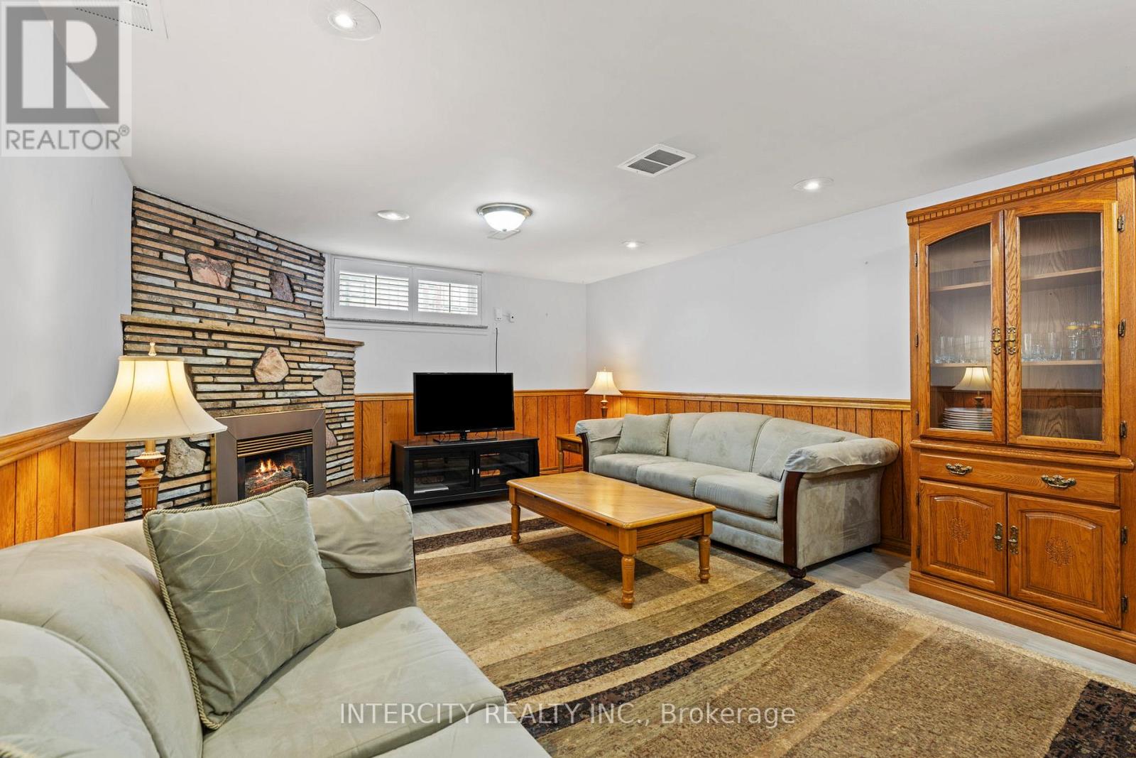 19 GADE DRIVE - 43