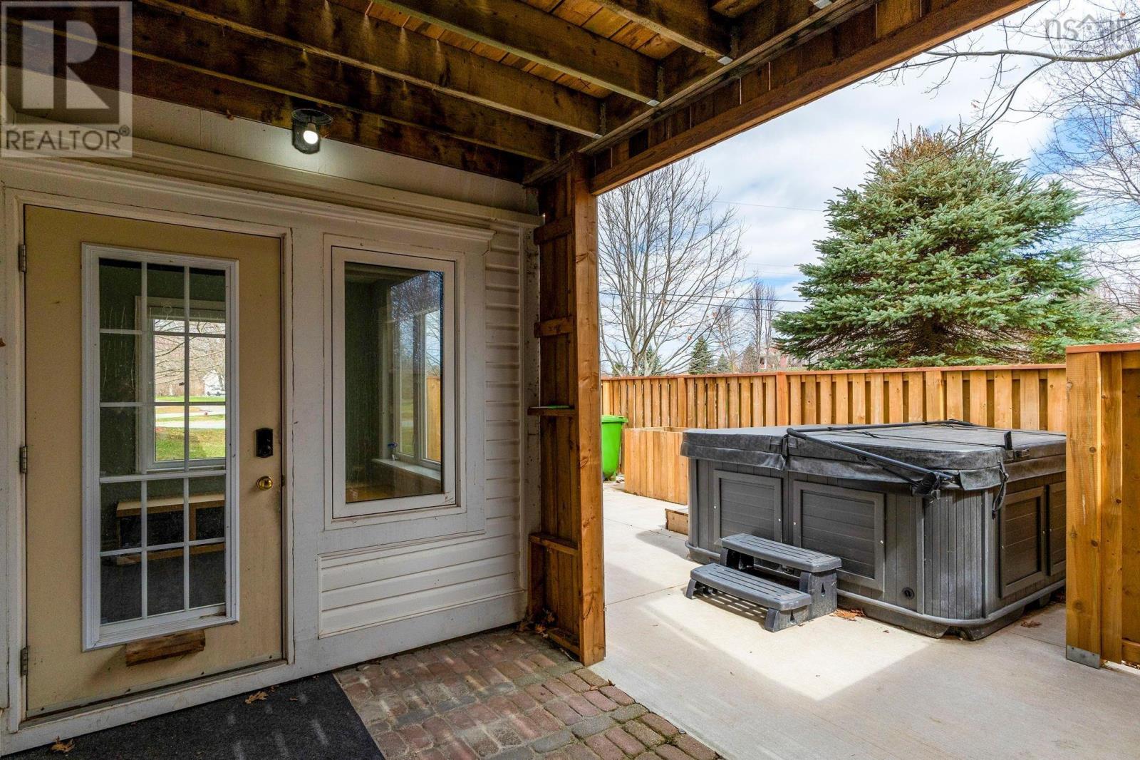 4 Linden Court - 47