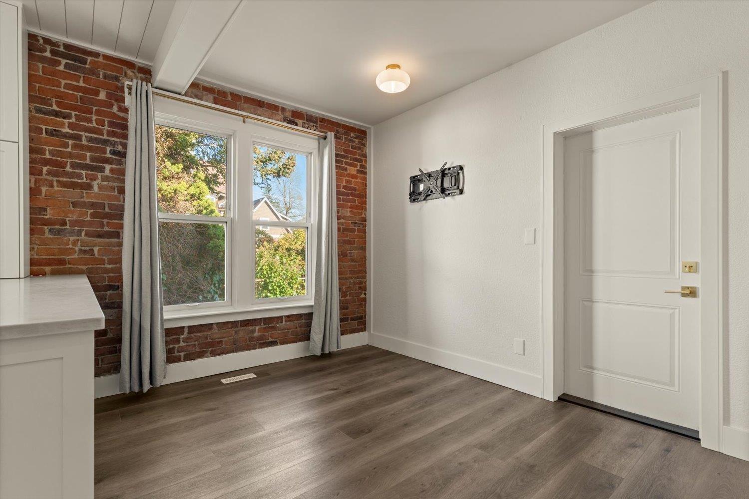 1 Bed, 1 Bath House for Sale in Abbotsford – 34758 CLAYBURN ROAD, Abbotsford - Image 6