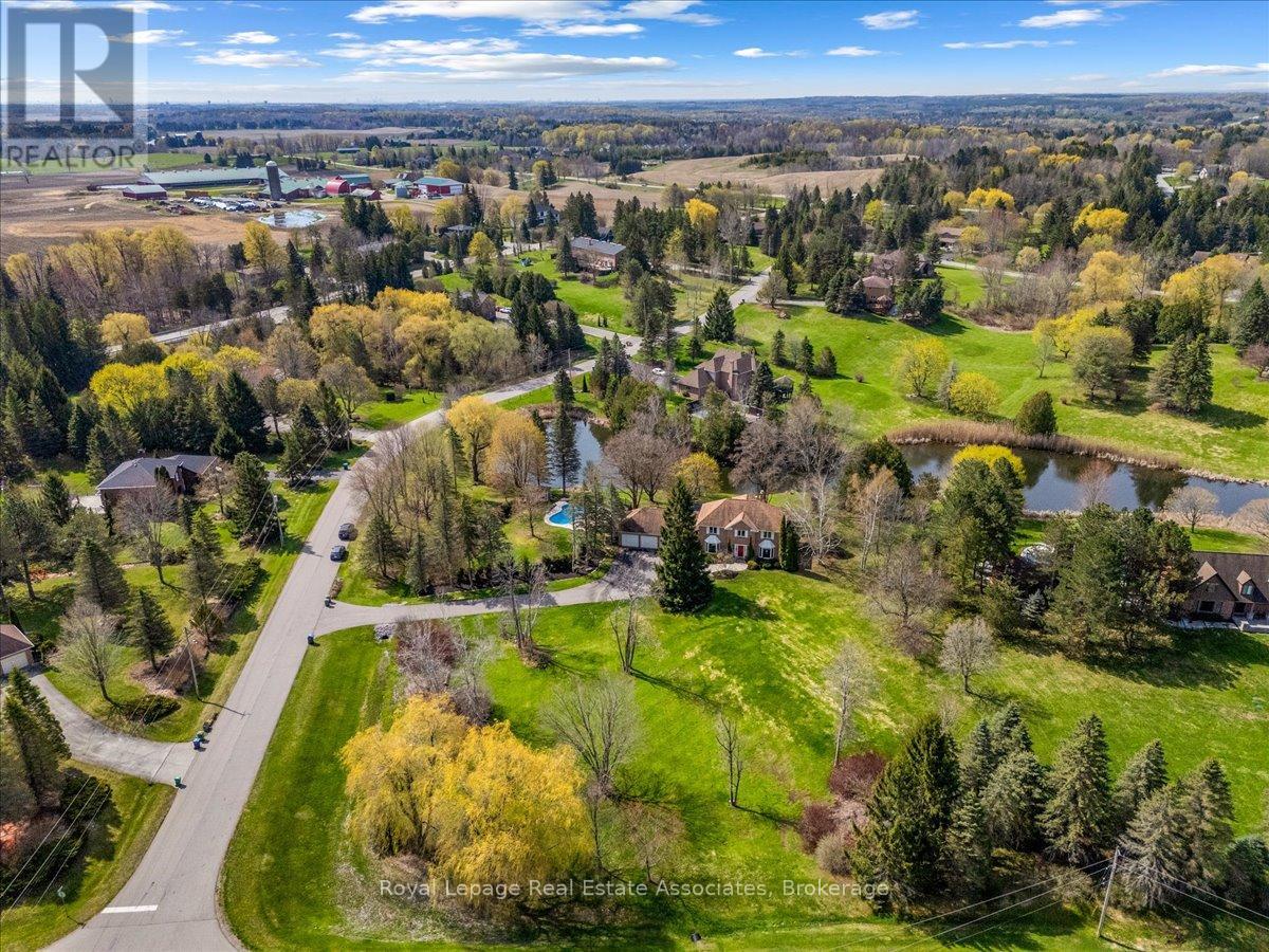 4 WOLF CRESCENT - 31