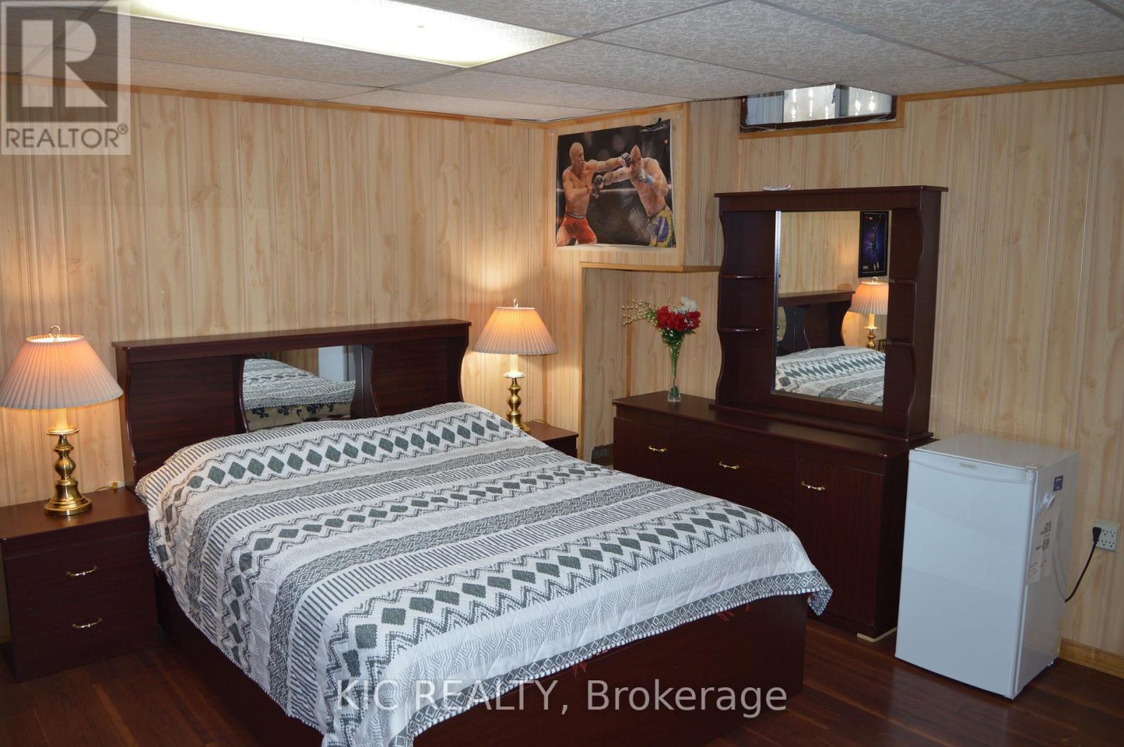 #6 93 HANSEN ROAD N - 34