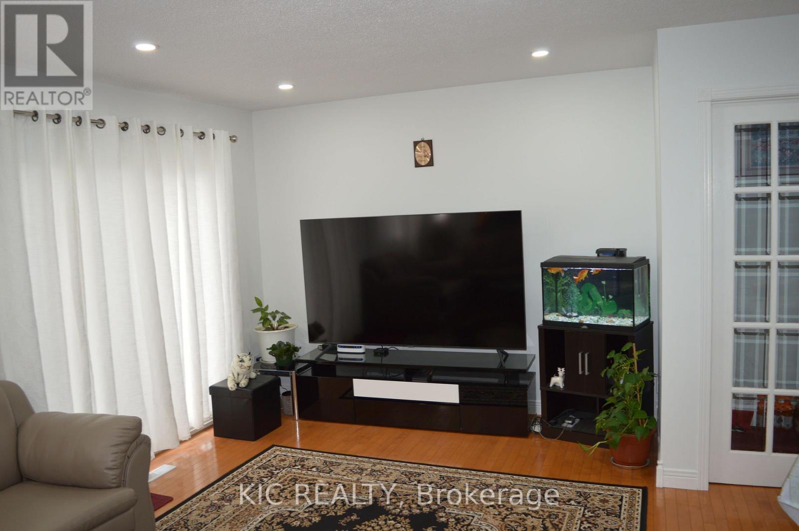 #6 93 HANSEN ROAD N - 7