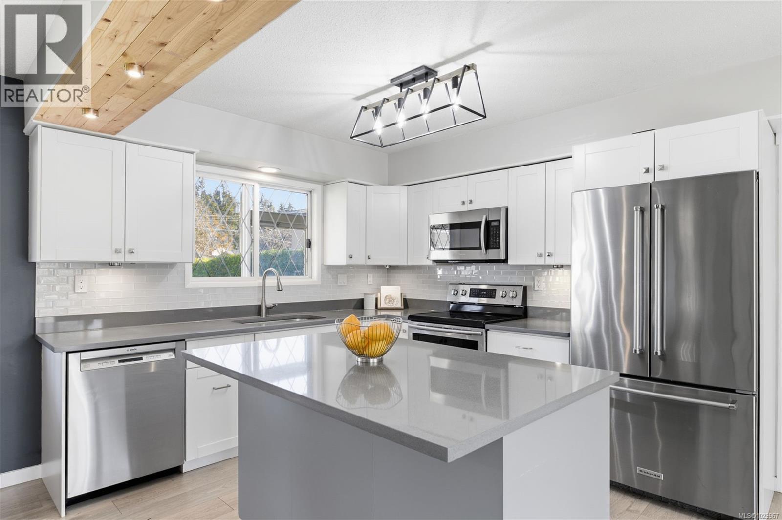 728 Heaslip Pl, Colwood