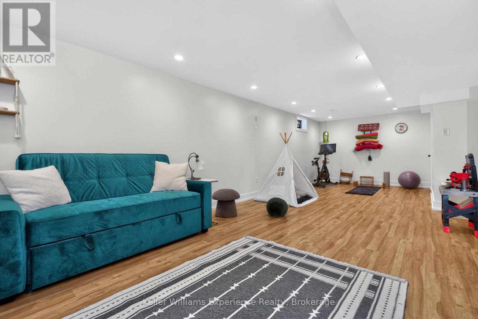 1005 WHITNEY CRESCENT - 18
