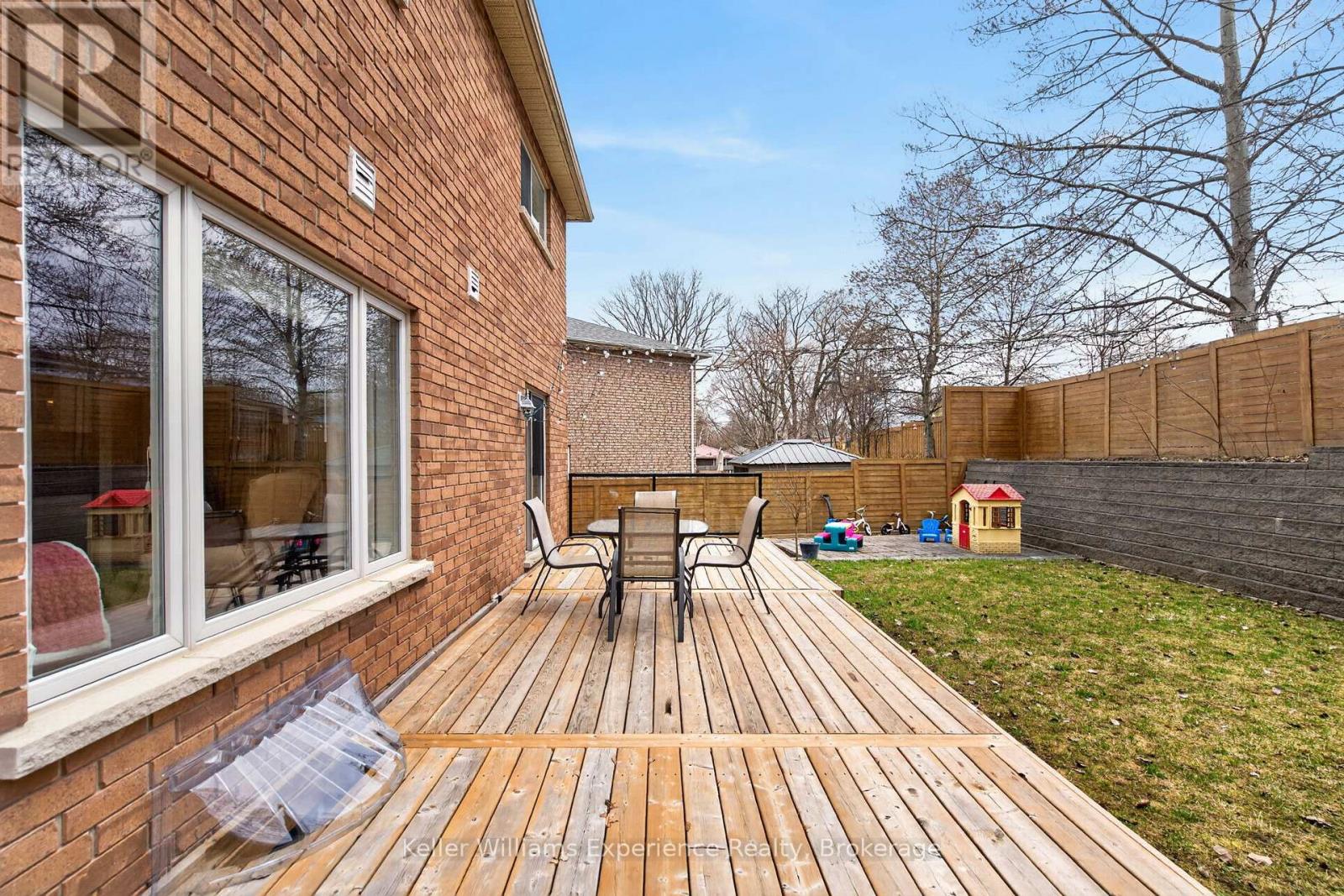 1005 WHITNEY CRESCENT - 22