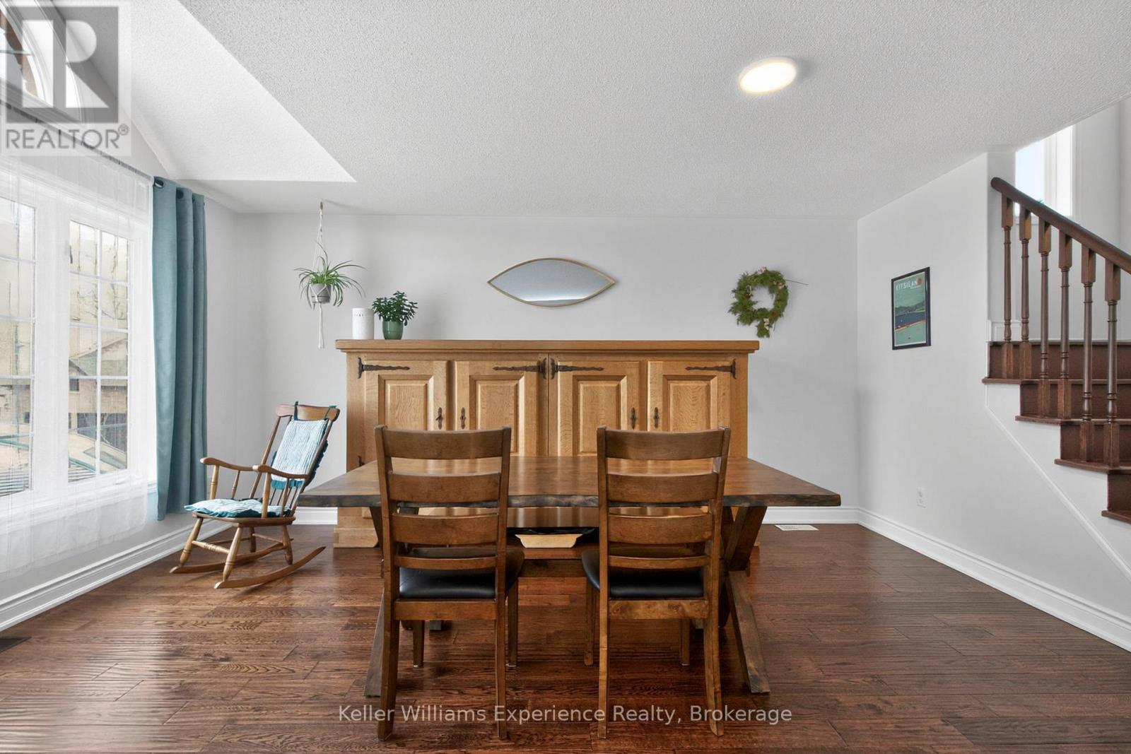 1005 WHITNEY CRESCENT - 4