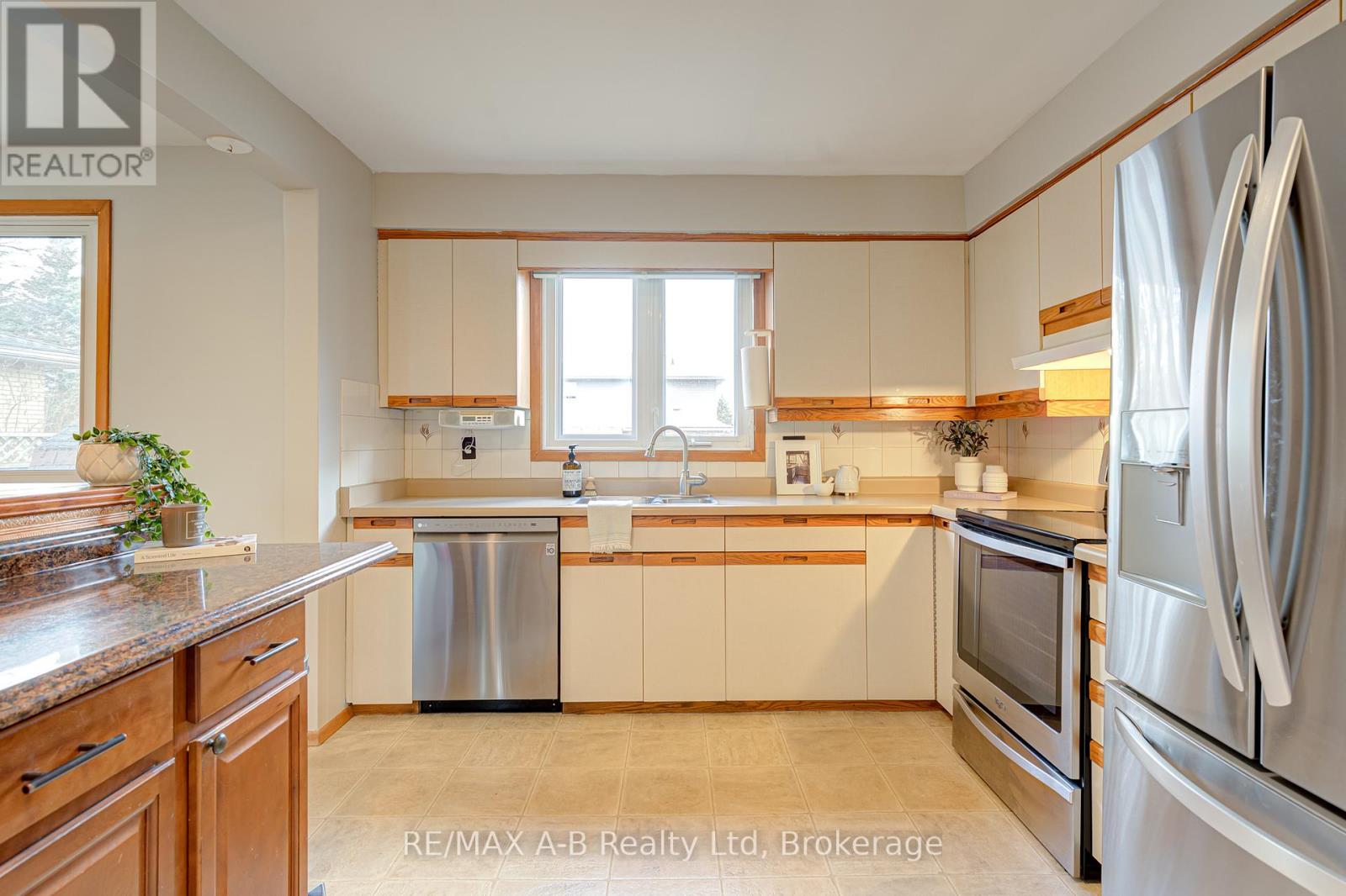 90 WINDEMERE CRESCENT - 20