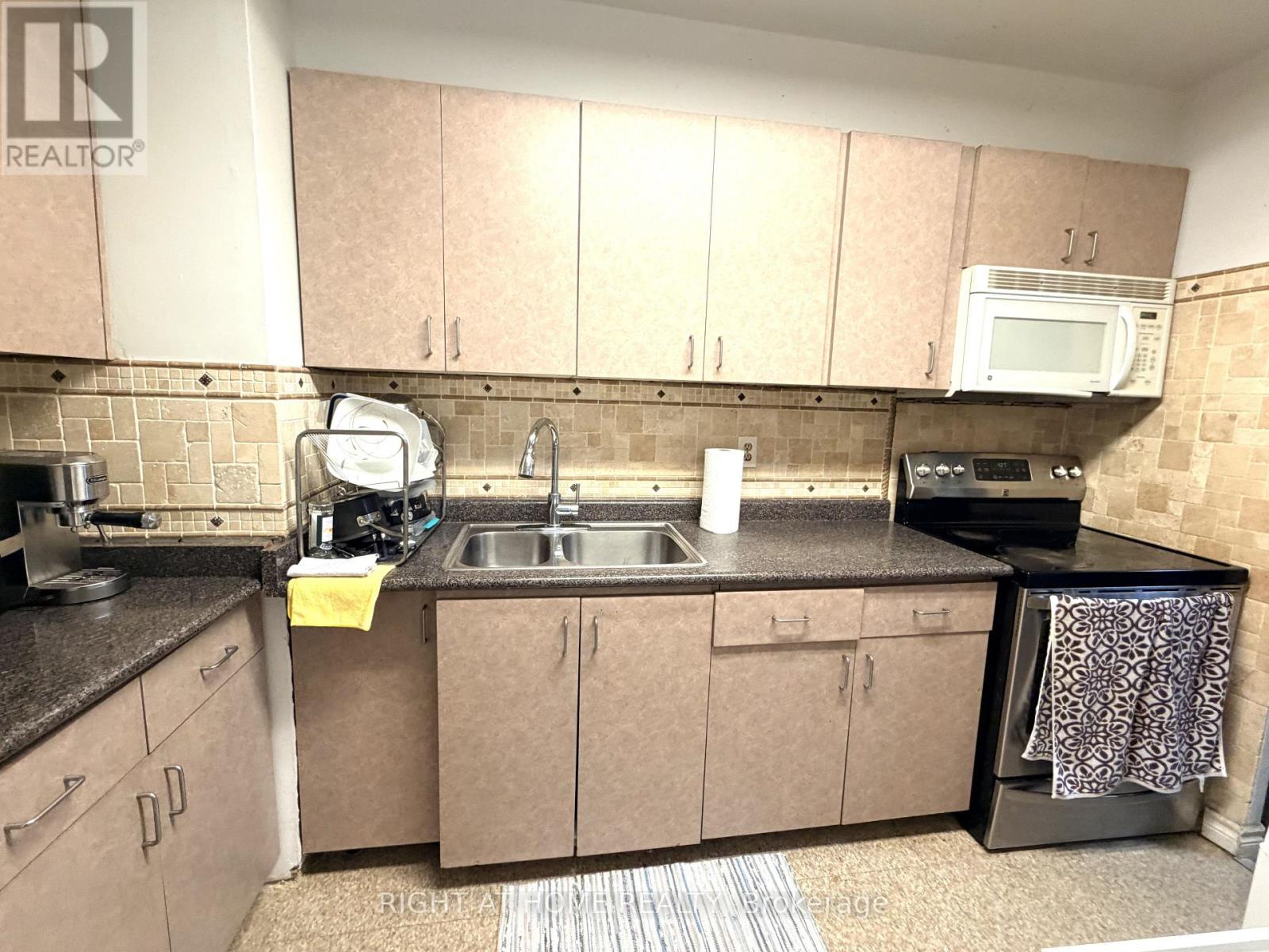 #106 5 MASSEY SQUARE - 12