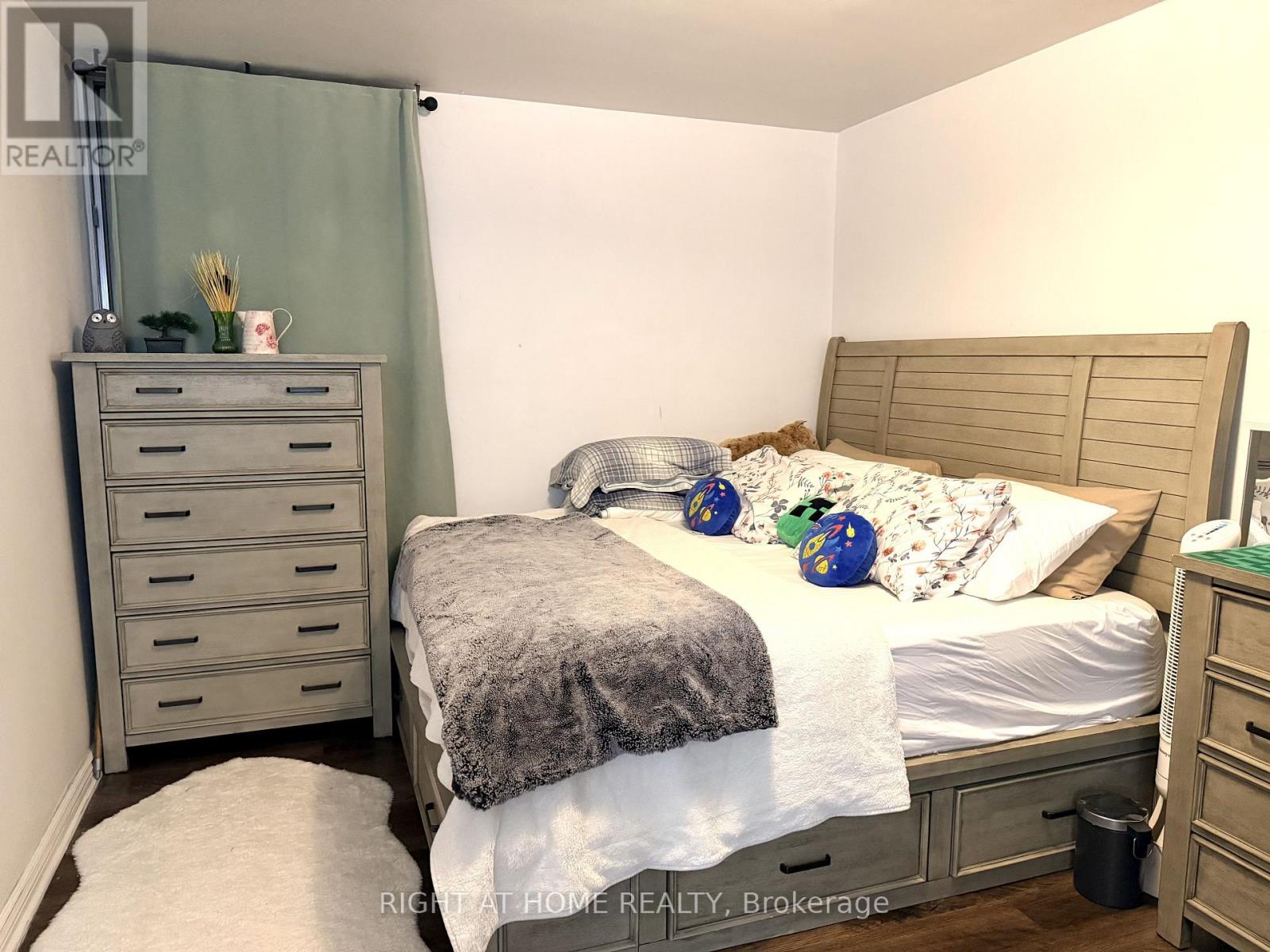 #106 5 MASSEY SQUARE - 6