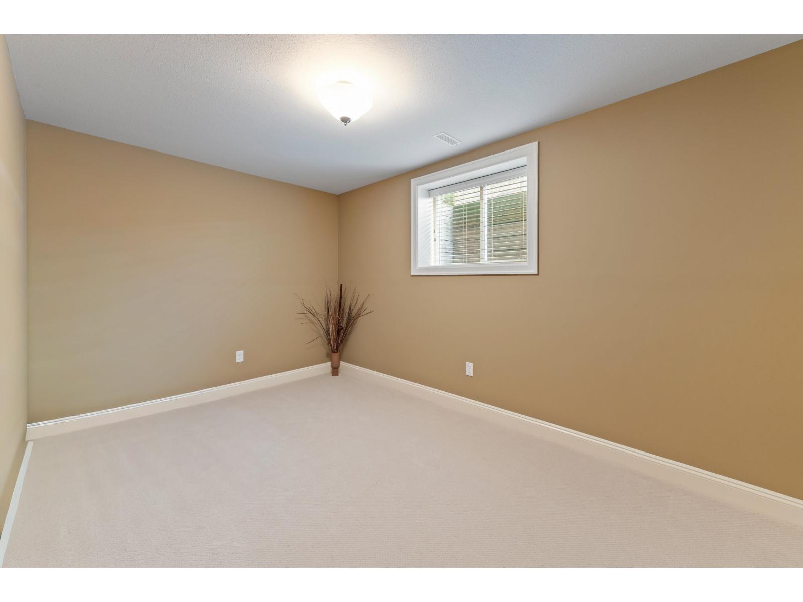 House in Surrey - Image 19