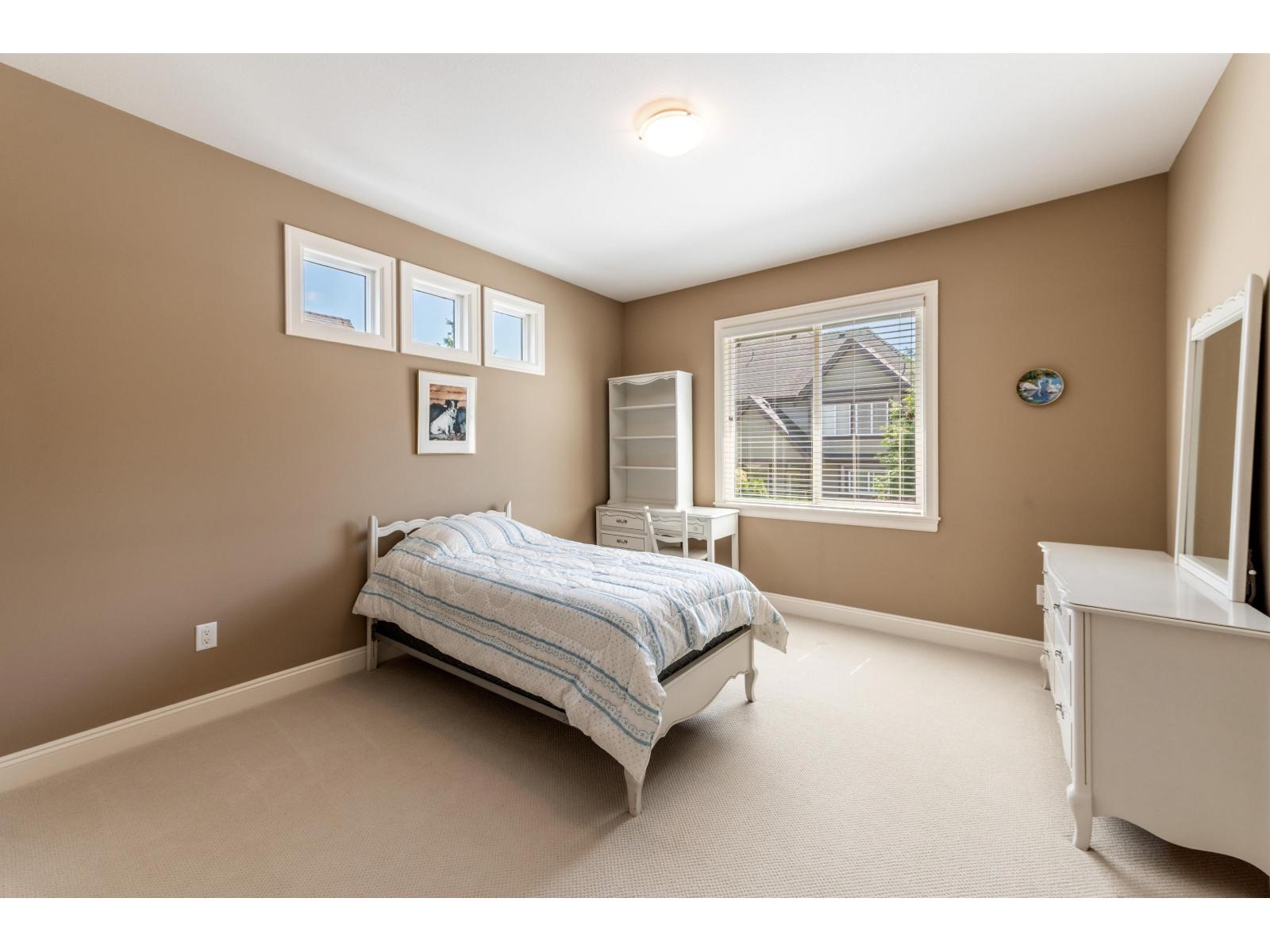 House in Surrey - Image 13