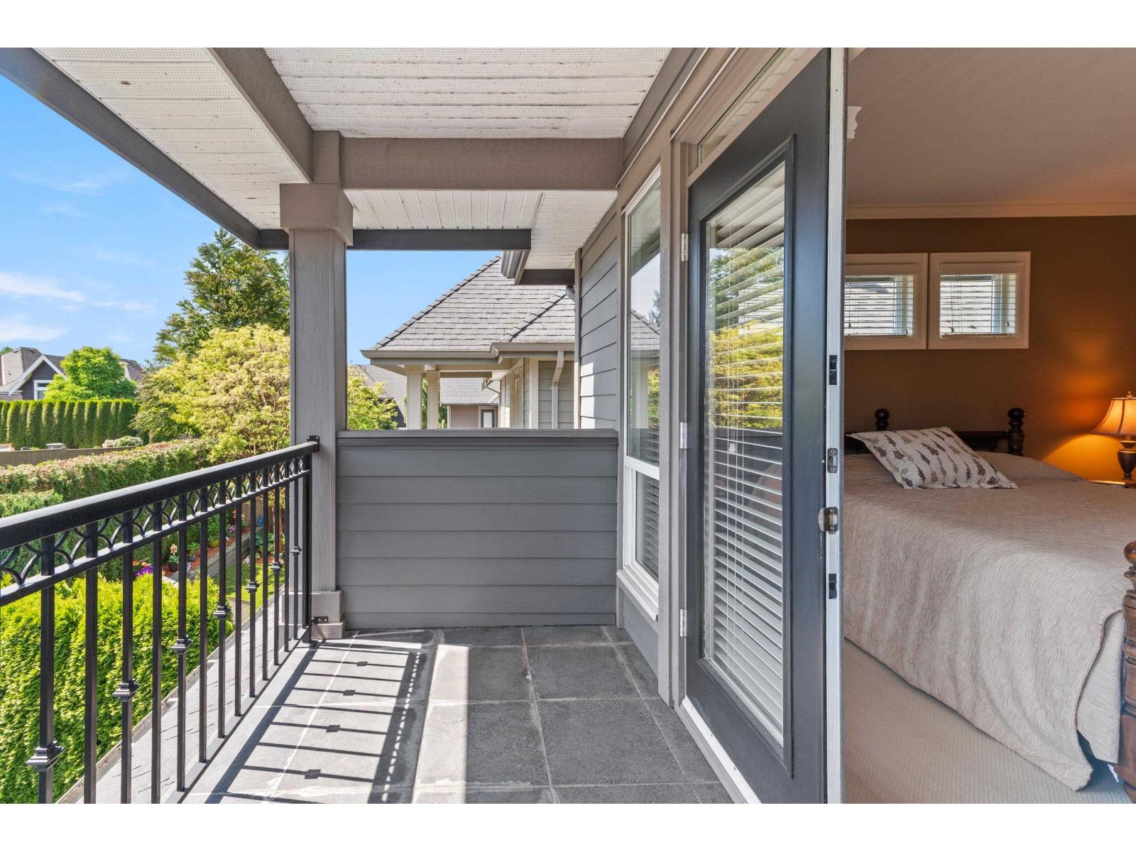 House in Surrey - Image 32