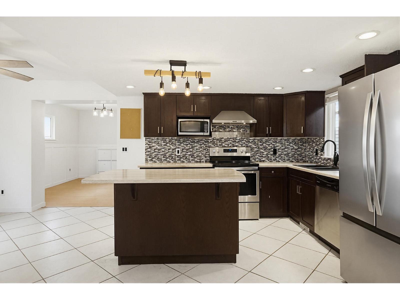 5 Bed, 4 Bath House for Sale in Mission – 32921 3RD AVENUE, Mission - Image 2