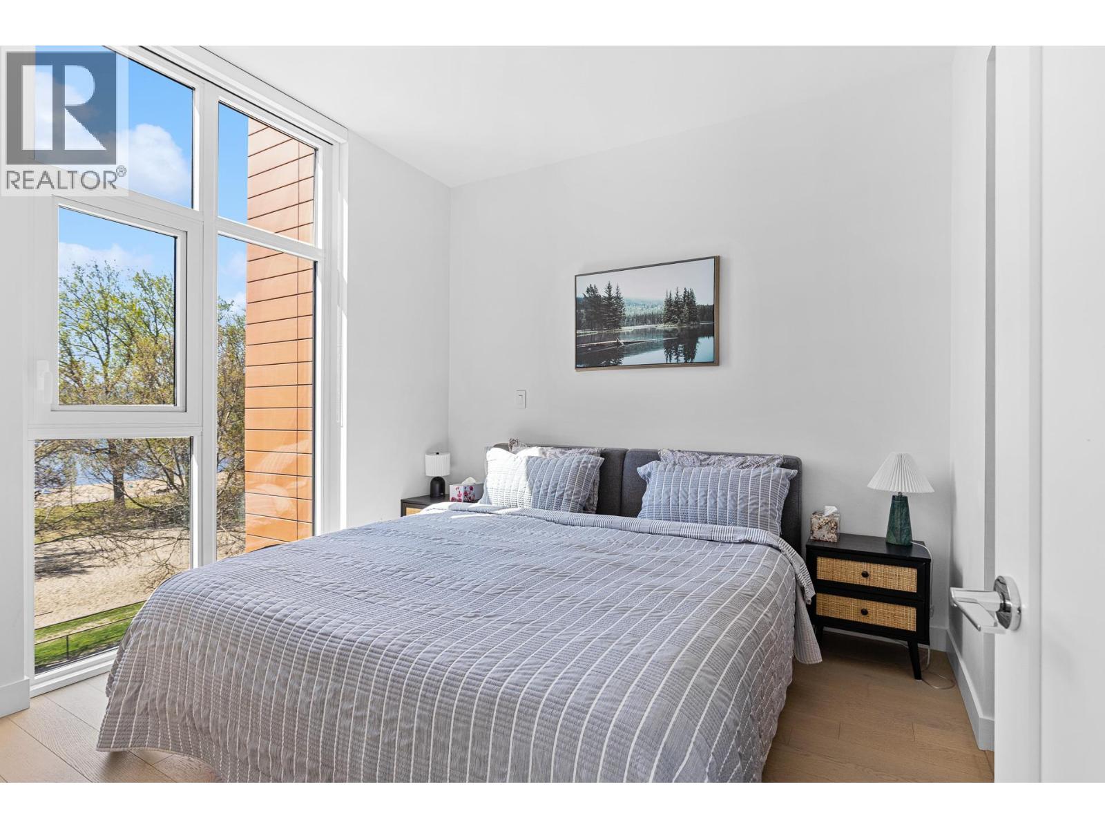 #407 3409 Lakeshore Road - 20