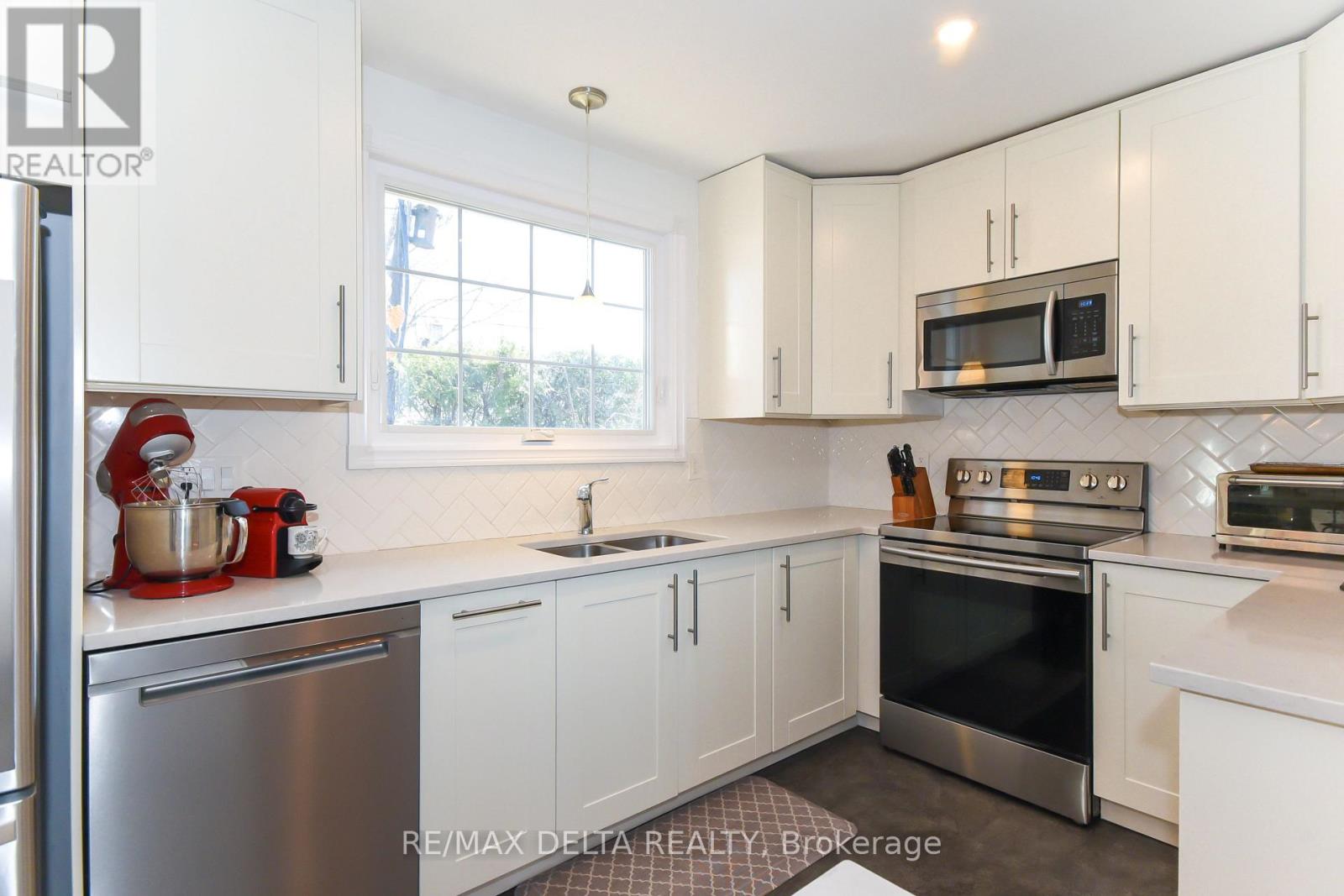 13 PARKLANE COURT - 10