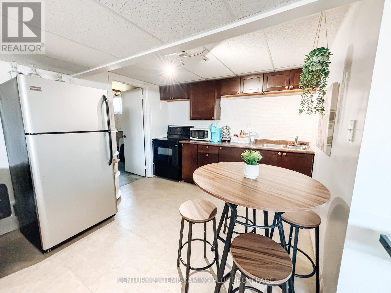 203 ROLAND ROAD - 21