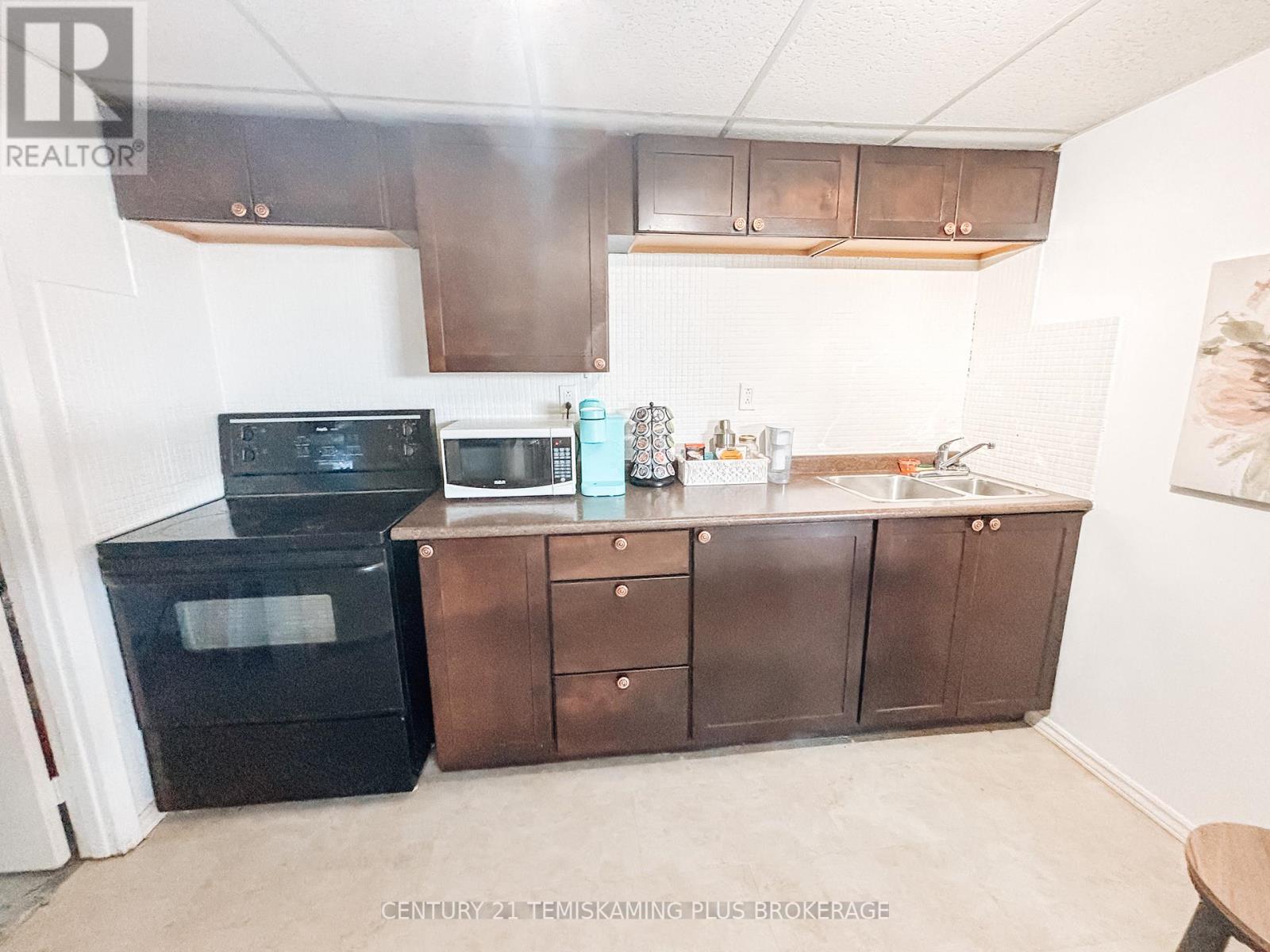 203 ROLAND ROAD - 22