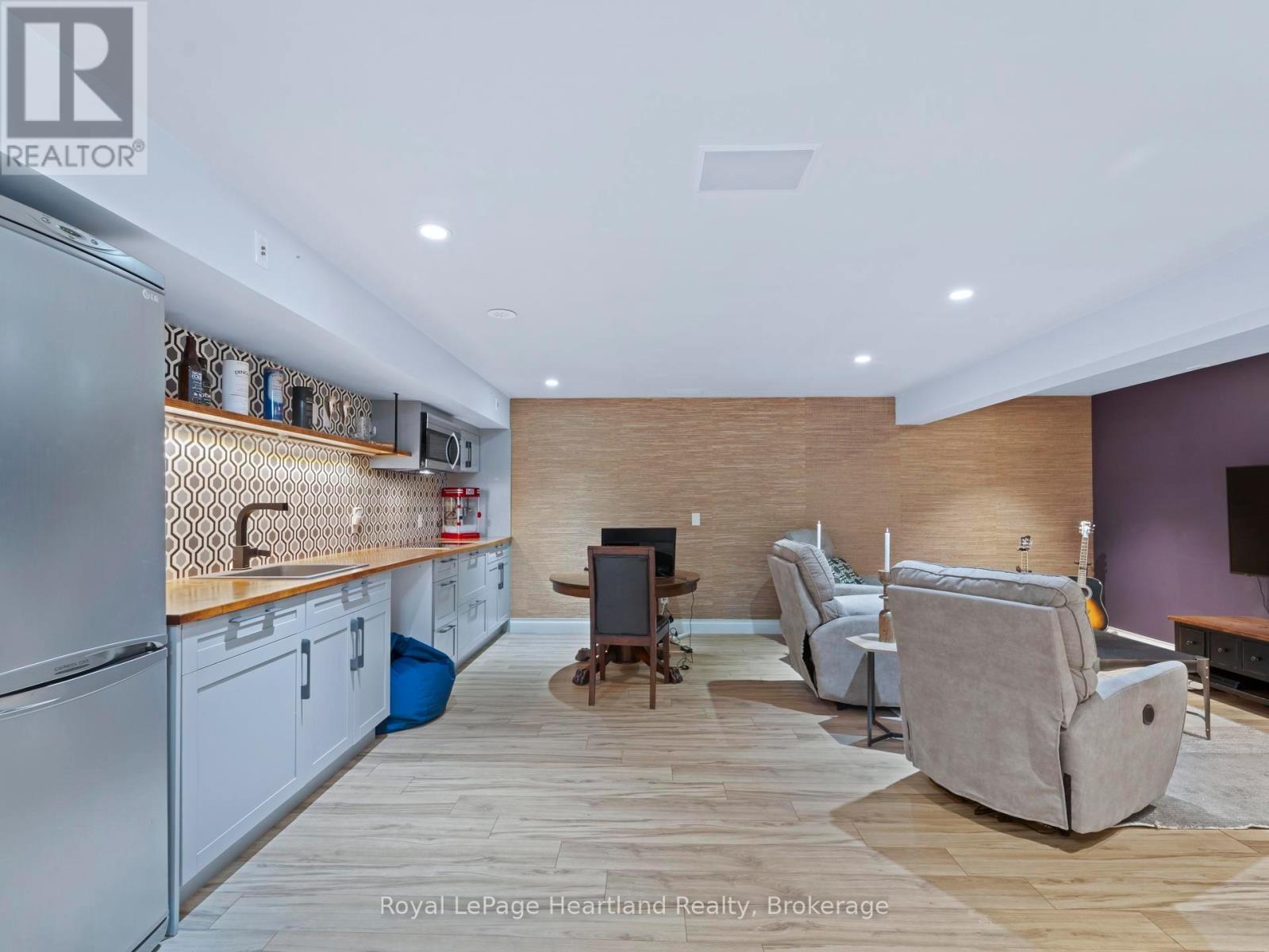 24 THIMBLEWEED DRIVE - 30