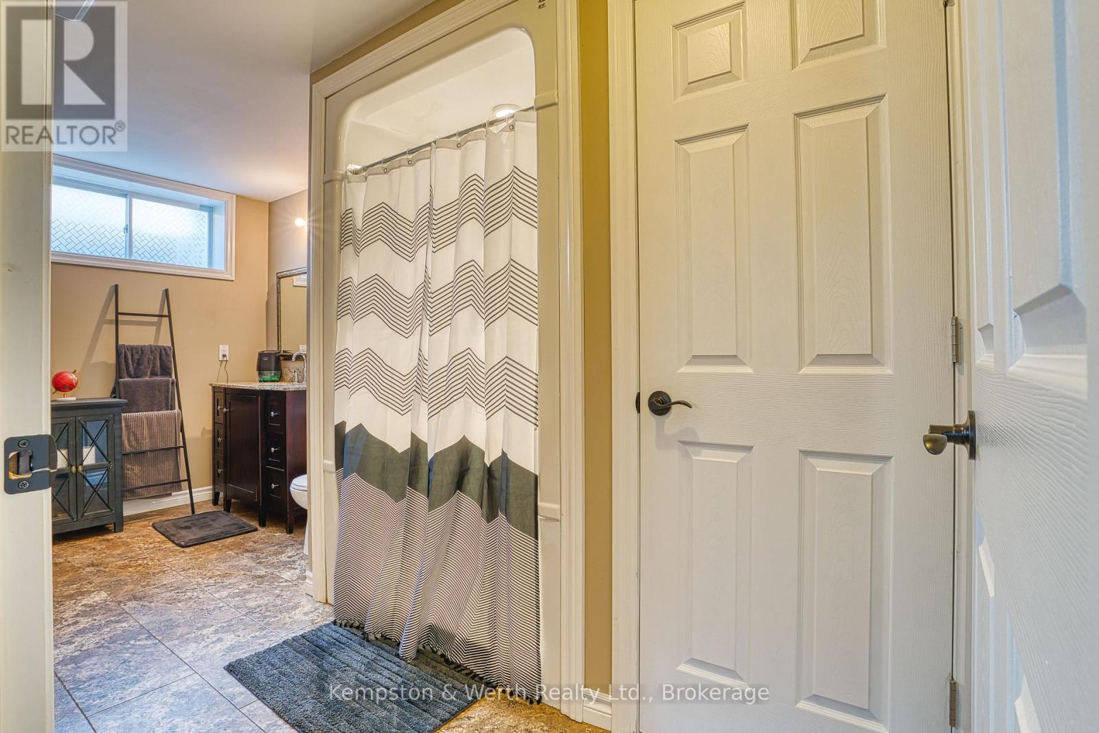 145 KROTZ STREET W - 22
