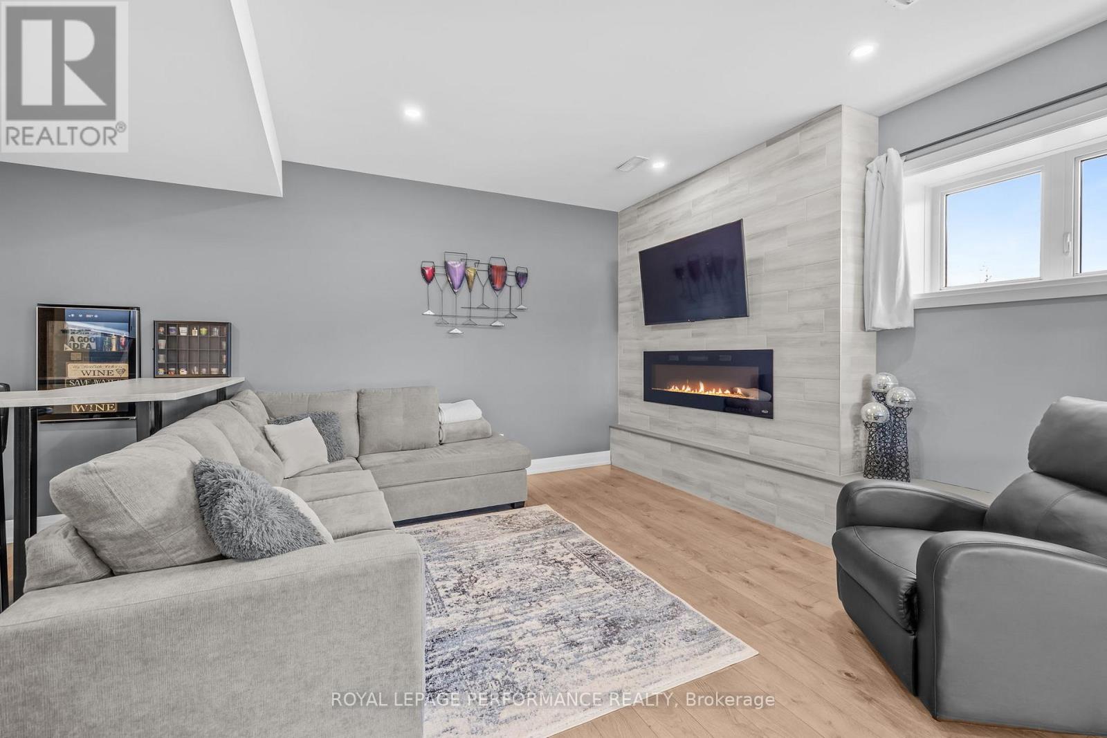 27 RICHER STREET - 26