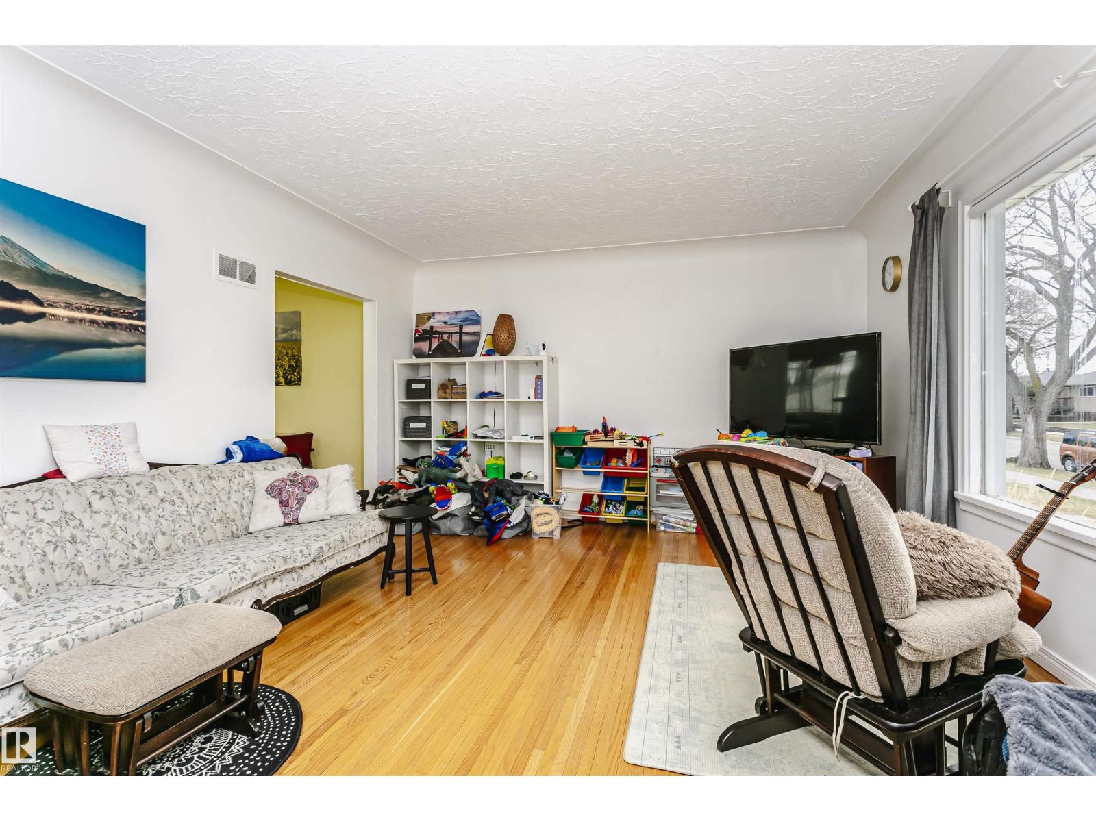 9760 64 AV NW, Edmonton
